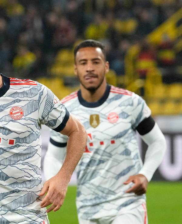 Robert Lewandowski tippt sich beim Torjubel an die Stirn.