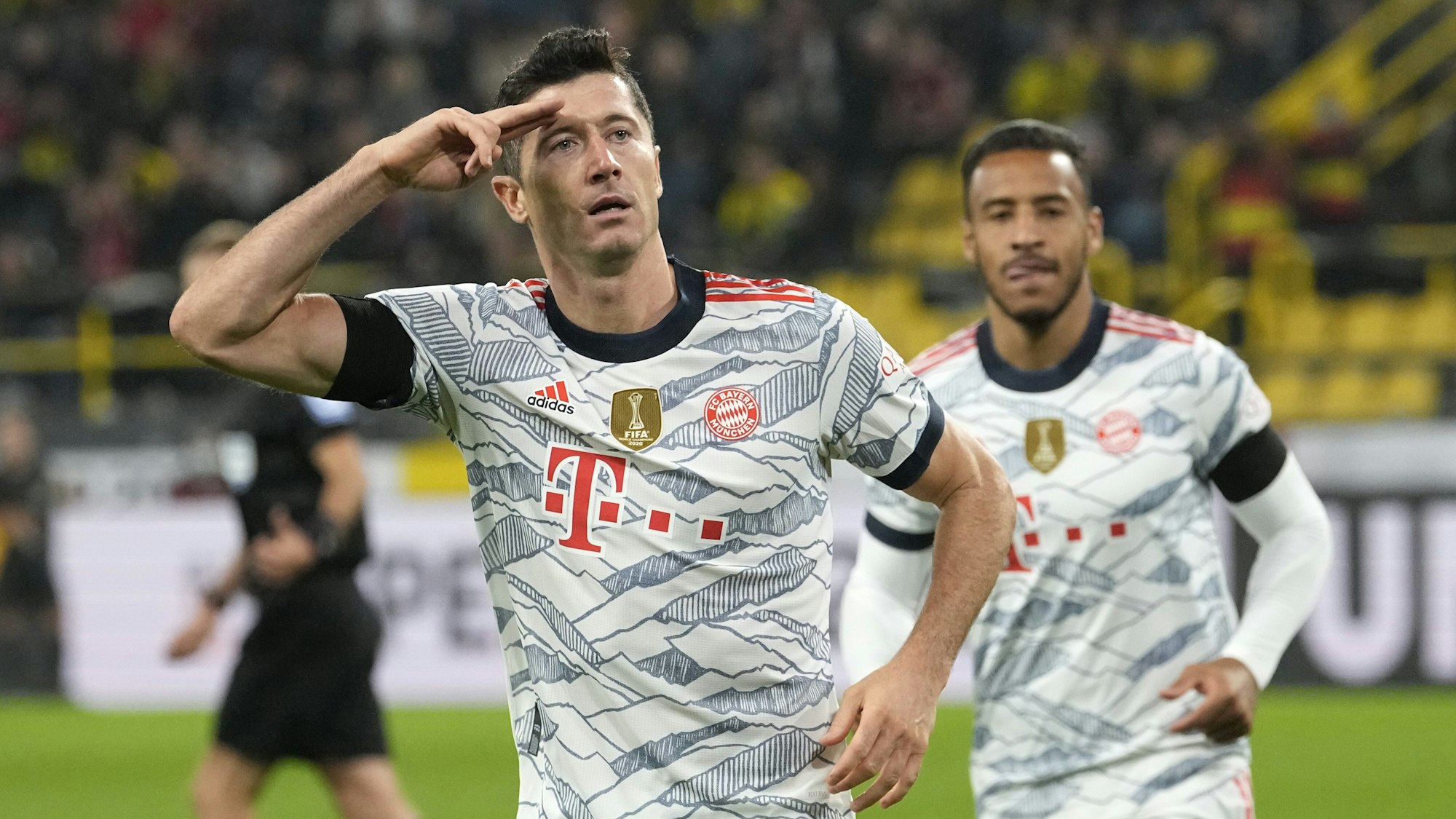 Robert Lewandowski tippt sich beim Torjubel an die Stirn.