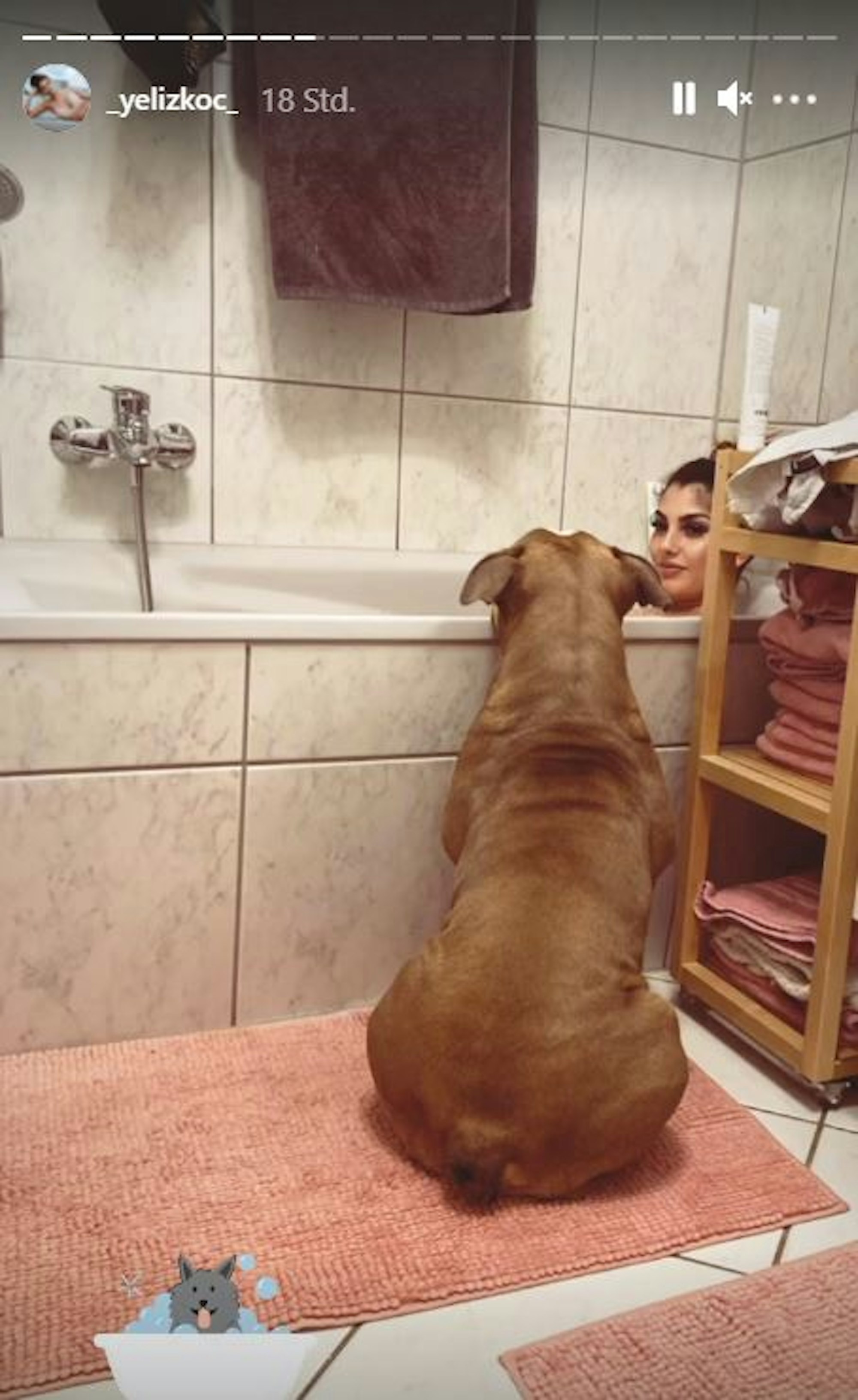 Yeliz Koc liegt in der Badewanne. Ihr Hund ist mit dem Rücken zur Kamera davor.