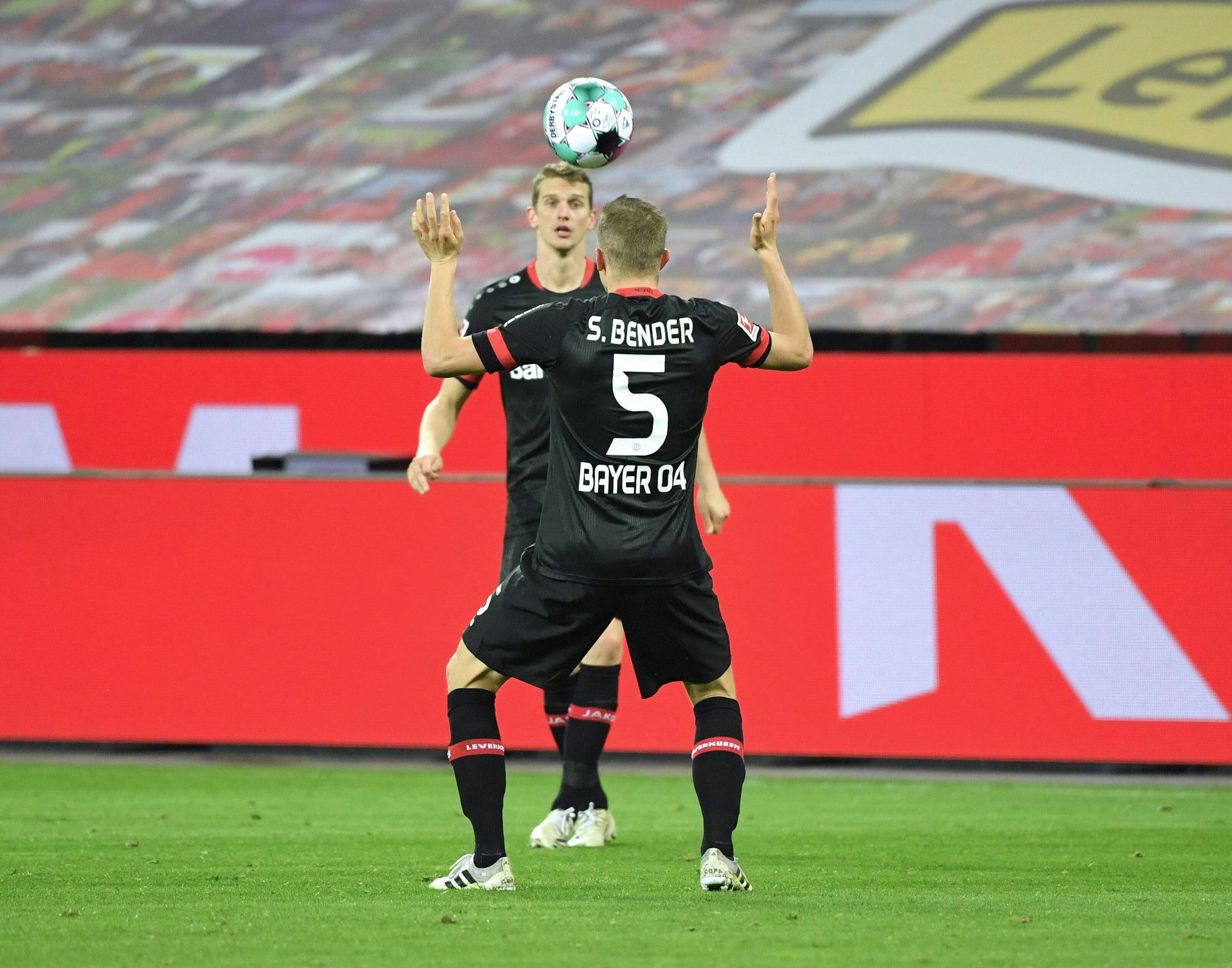 Sven Bender und Lars Bender beim Spiel Bayer 04 Leverkusen - Borussia Mönchengladbach.
