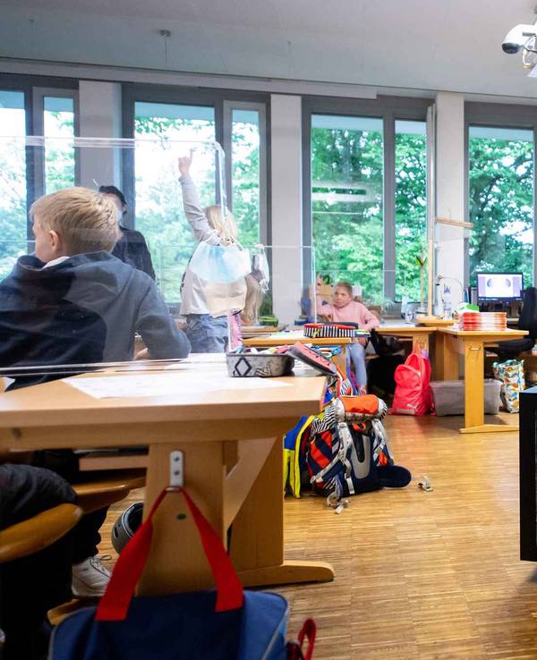 Ein Luftfiltergerät steht in einem Klassenraum an der Grundschule Neubiberg.