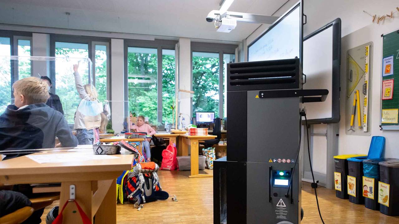 Ein Luftfiltergerät steht in einem Klassenraum an der Grundschule Neubiberg.
