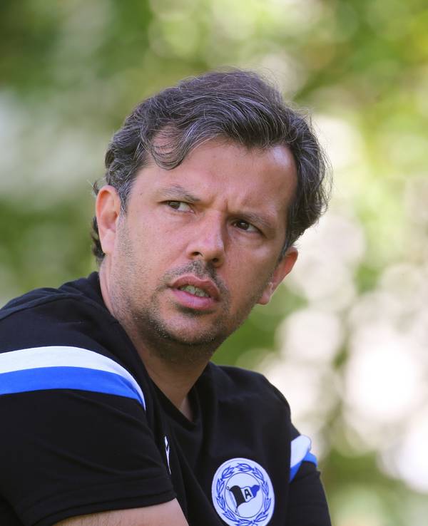 Samir Arabi, Sportchef von Arminia Bielefeld spricht während eines Interviews.