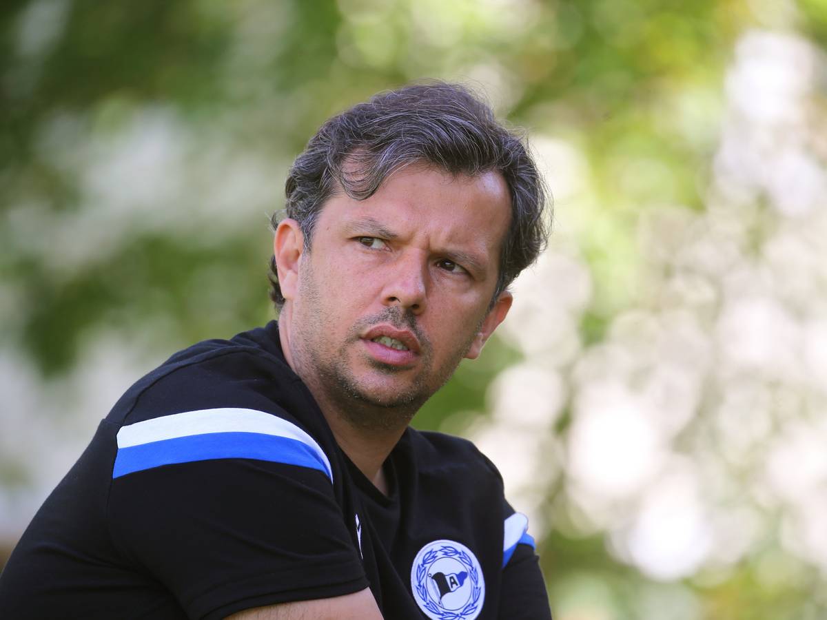 Samir Arabi, Sportchef von Arminia Bielefeld spricht während eines Interviews.