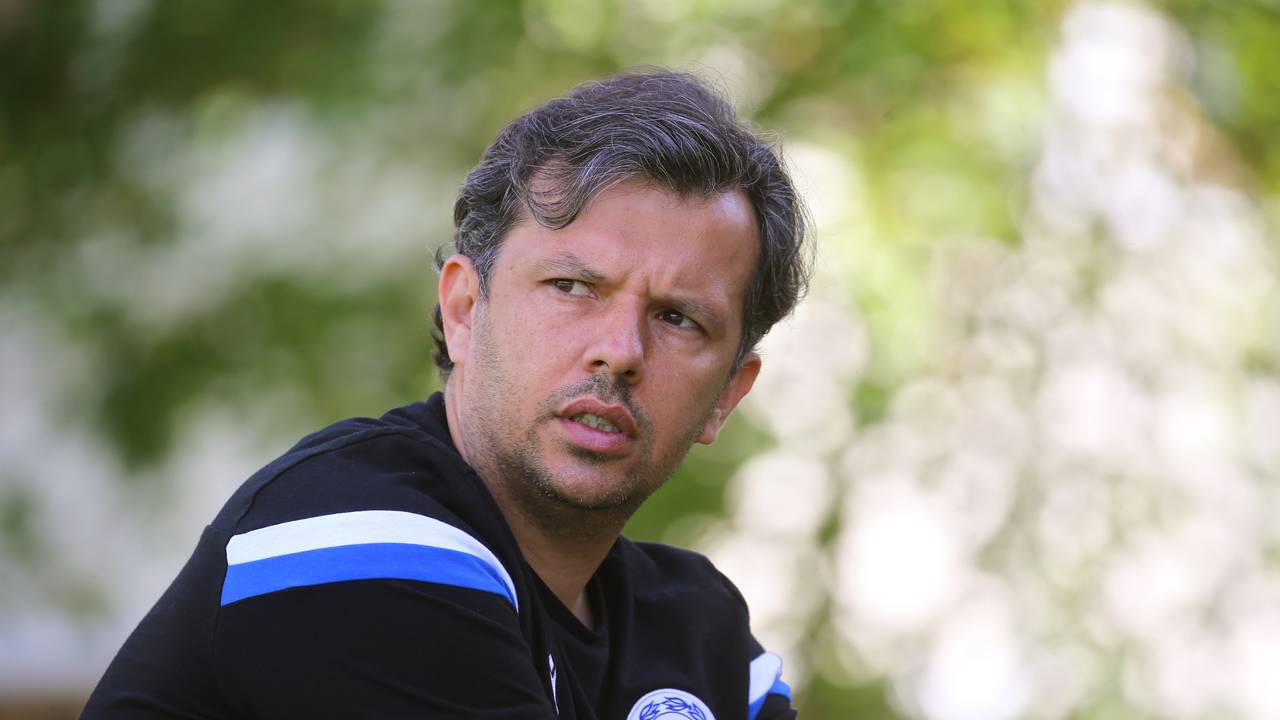 Samir Arabi, Sportchef von Arminia Bielefeld spricht während eines Interviews.