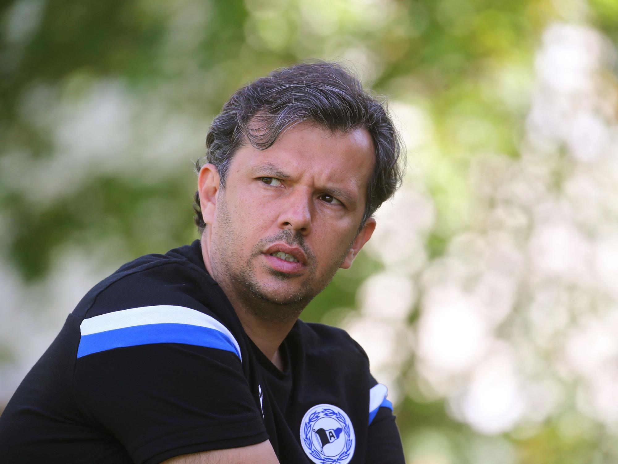 Samir Arabi, Sportchef von Arminia Bielefeld spricht während eines Interviews.
