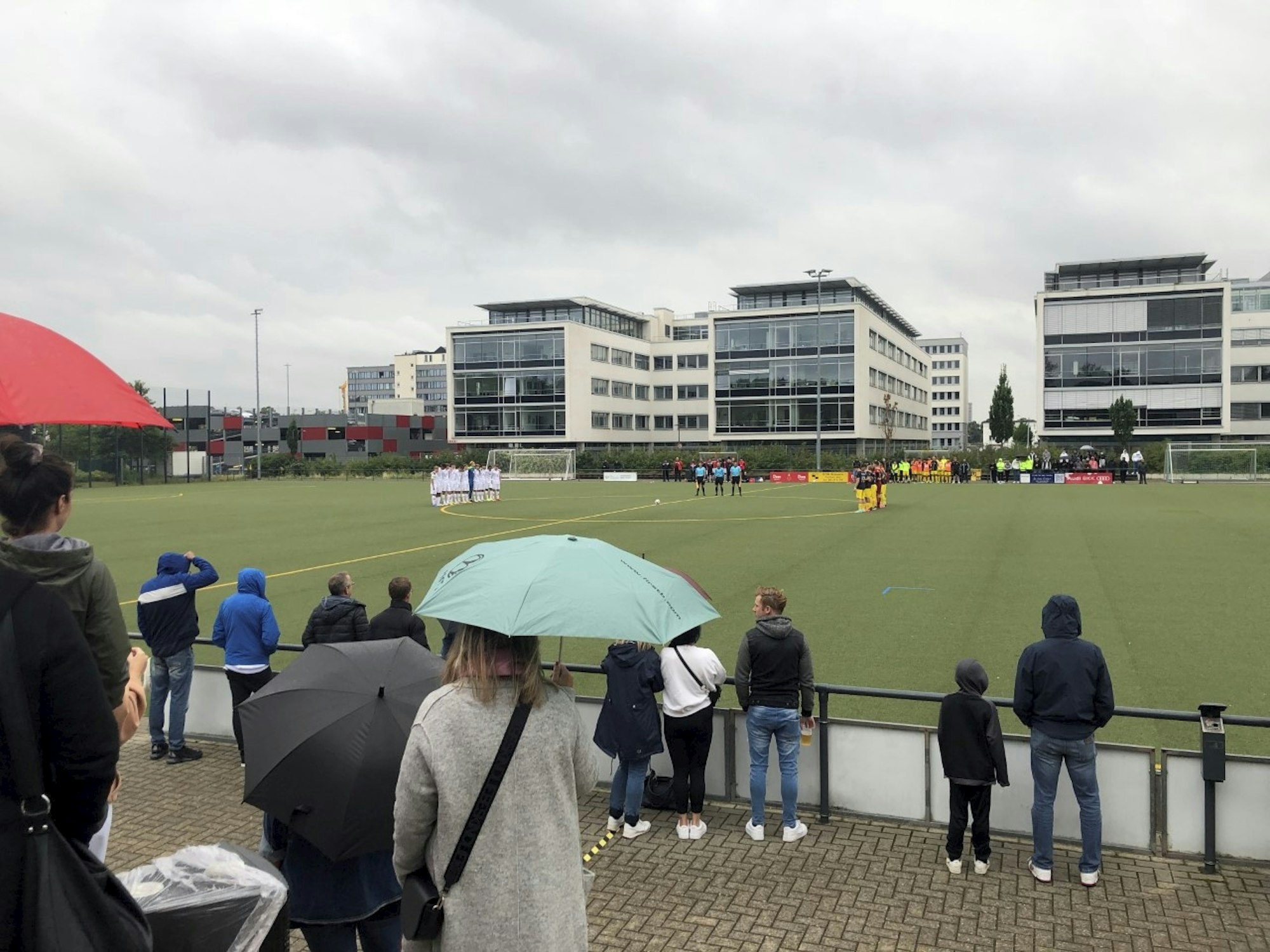 Die Mannschaften gedenken des toten Joel.