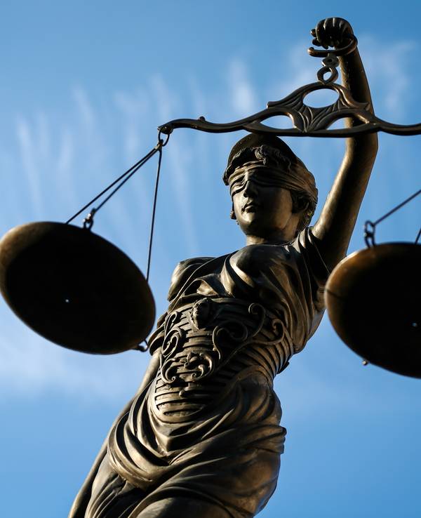 Prozessauftakt in Aachen: Ein 37-Jähriger soll seinen eigenen Komplizen aus Habgier ermordet haben. Bamberg, Bayern: Eine Statue der Justitia hält als Symbol eine Waage in ihrer Hand.
