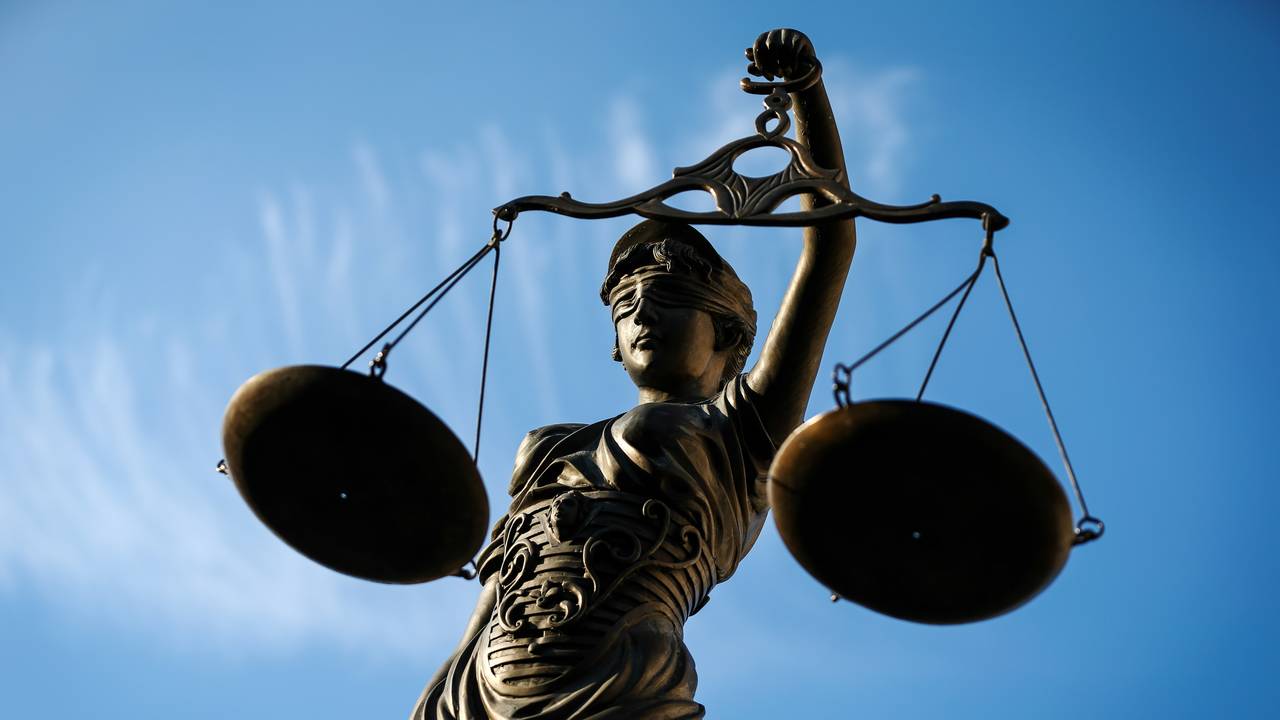 Prozessauftakt in Aachen: Ein 37-Jähriger soll seinen eigenen Komplizen aus Habgier ermordet haben. Bamberg, Bayern: Eine Statue der Justitia hält als Symbol eine Waage in ihrer Hand.