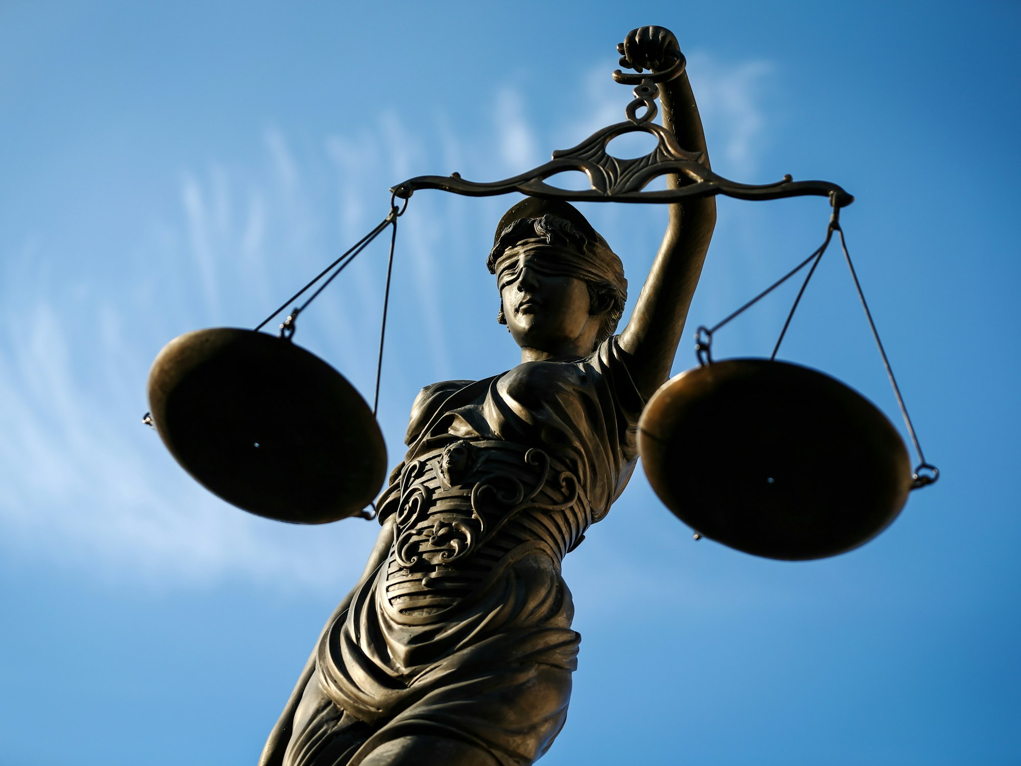 Prozessauftakt in Aachen: Ein 37-Jähriger soll seinen eigenen Komplizen aus Habgier ermordet haben. Bamberg, Bayern: Eine Statue der Justitia hält als Symbol eine Waage in ihrer Hand.