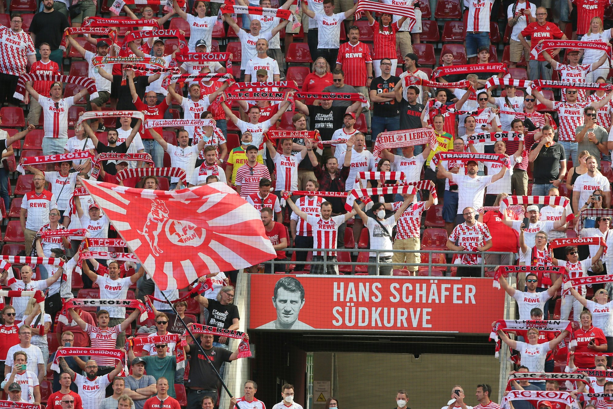 FC-Fans auf der Südtribüne im Rhein-Energie-Stadion