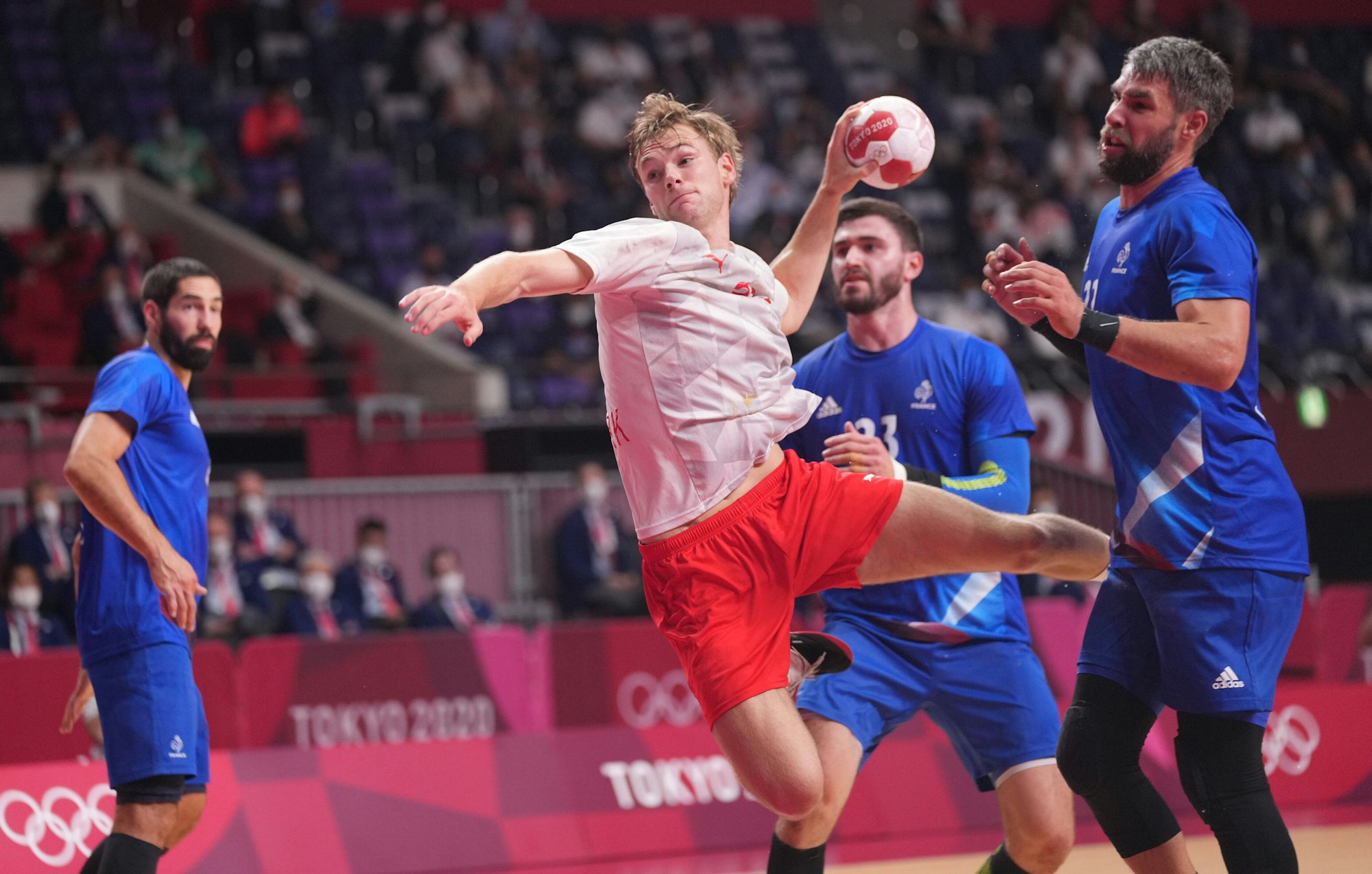 Mathias Gidsel trifft für Dänemark gegen Frankreich.