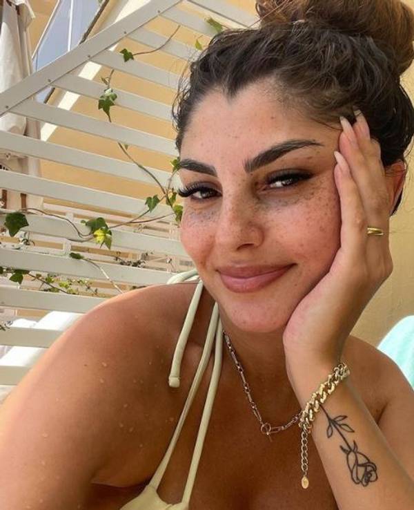 Selfie von Yeliz Koc am 13. August 2021 https://www.instagram.com/p/CSg7oB5omD_/