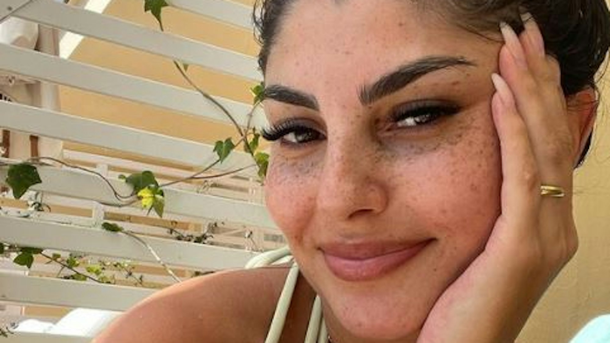 Yeliz Koc lächelt auf einem Foto von August 2021 in die Selfie-Kamera.