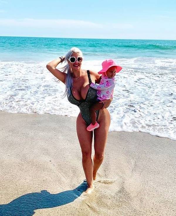 Sophia Vegas posiert mit ihrer Tochter am Strand für ein Instagram-Foto. Die Blondine machte öffentlich, dass bei ihrer Schönheits-OP ein chirurgischer Fehler passiert war.