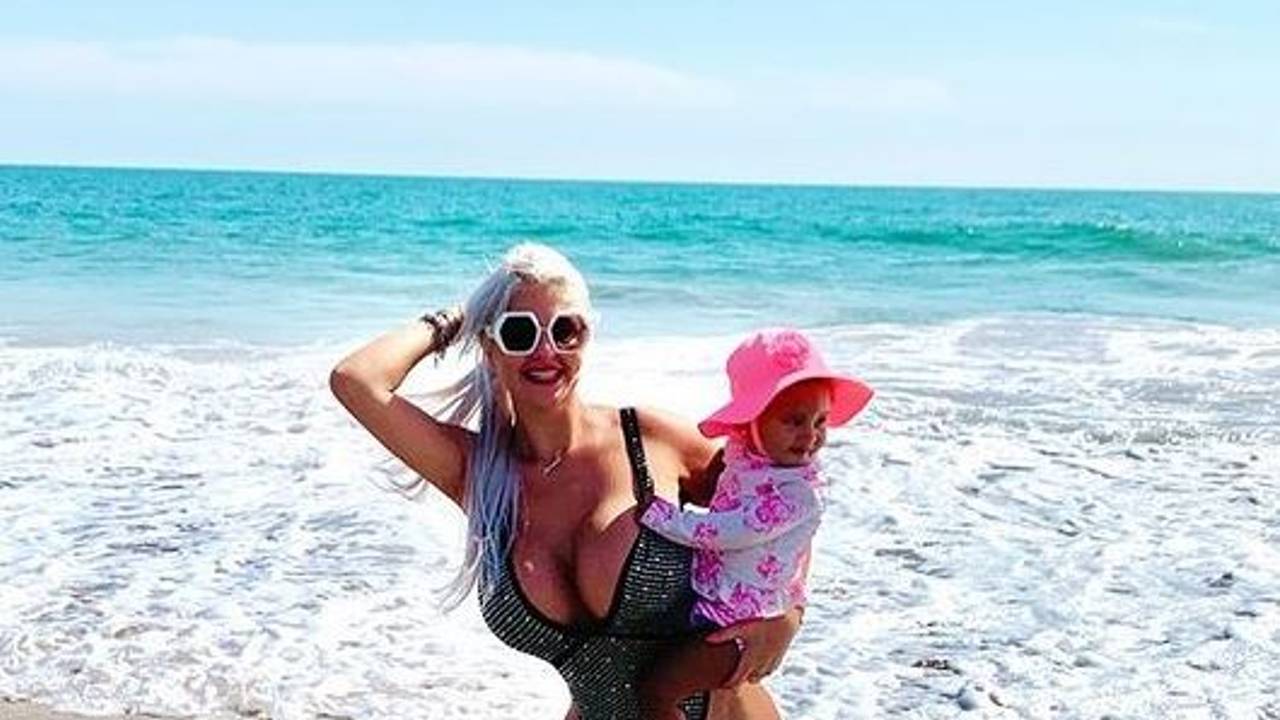 Sophia Vegas posiert mit ihrer Tochter am Strand für ein Instagram-Foto. Die Blondine machte öffentlich, dass bei ihrer Schönheits-OP ein chirurgischer Fehler passiert war.