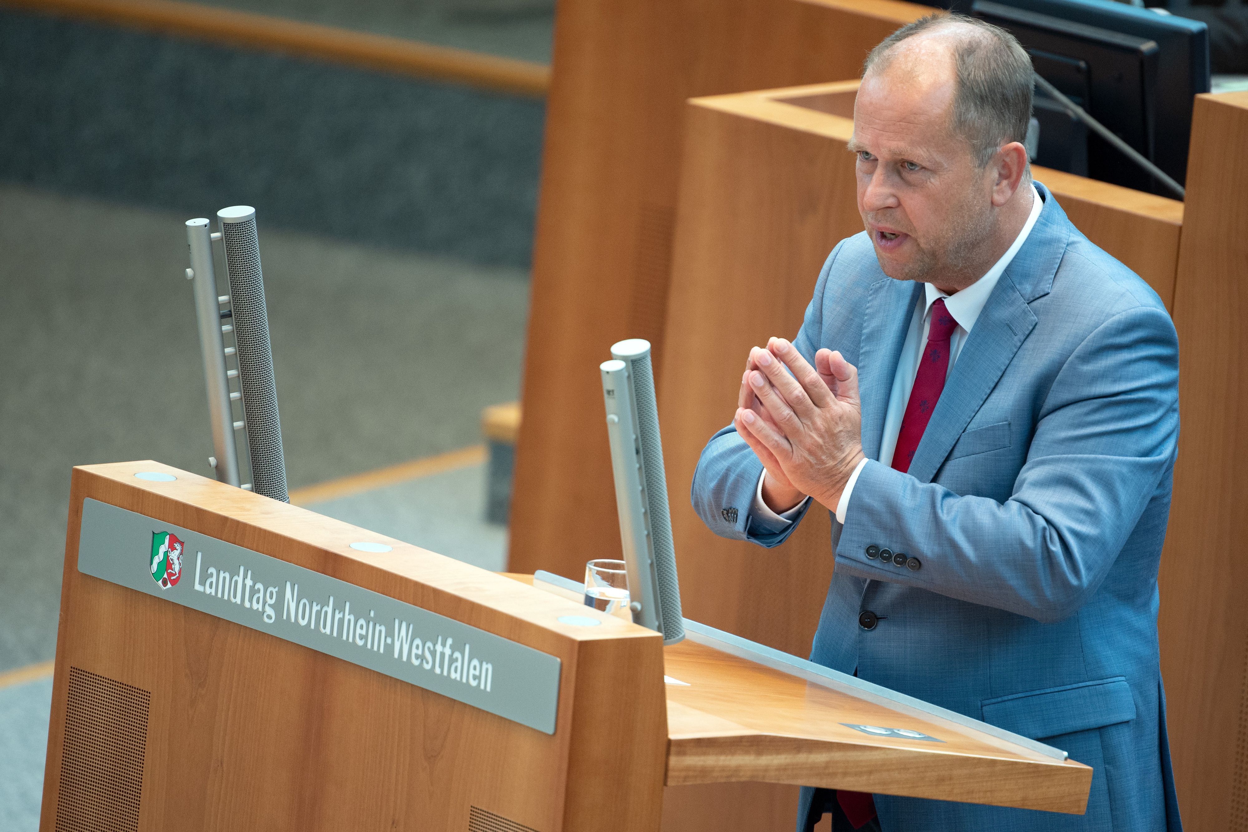 Joachim Stamp (FDP), stellvertretender Ministerpräsident von Nordrhein-Westfalen, spricht im Landtag.