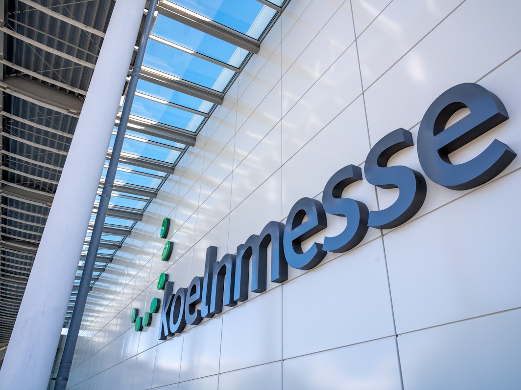 Schriftzug Koelnmesse am Eingang.