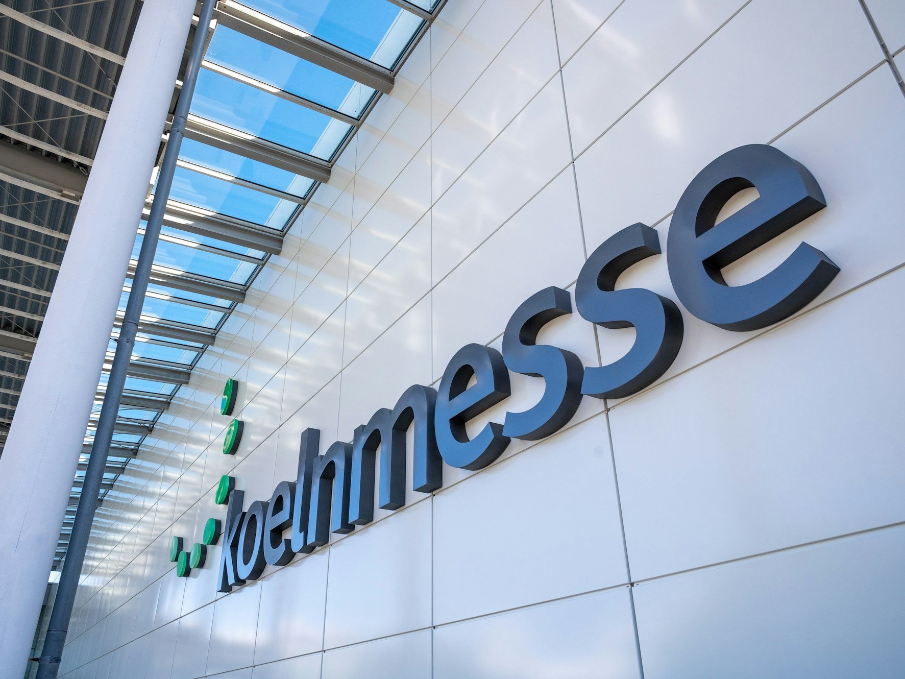 Schriftzug Koelnmesse am Eingang.