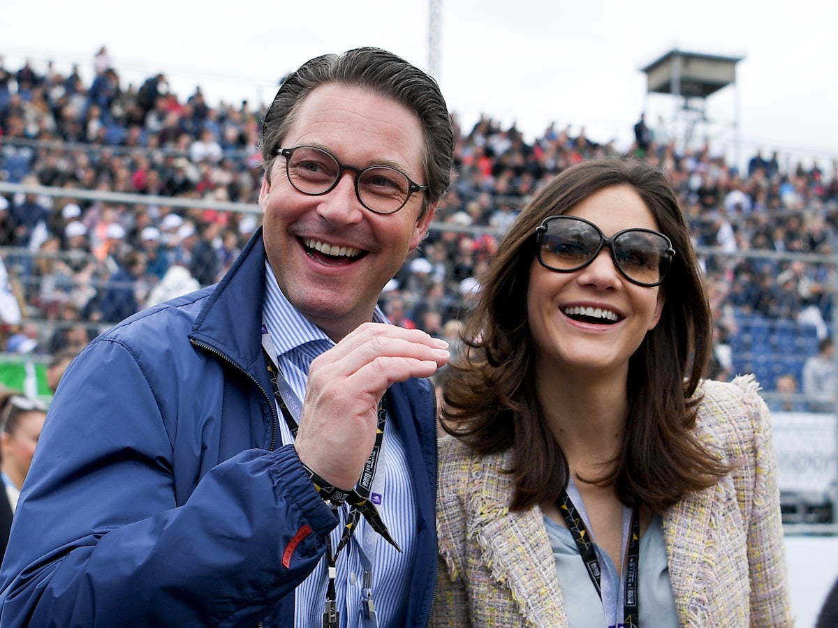 Andreas Scheuer (CSU), Bundesverkehrsminister, und seine Lebensgefährtin Julia Reuss vor dem Start der Formel-E-Meisterschaft in der Boxengasse.