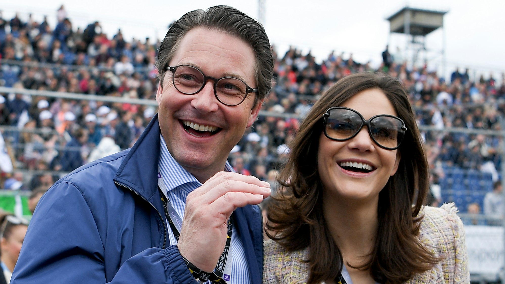 Andreas Scheuer (CSU), Bundesverkehrsminister, und seine Lebensgefährtin Julia Reuss vor dem Start der Formel-E-Meisterschaft in der Boxengasse.