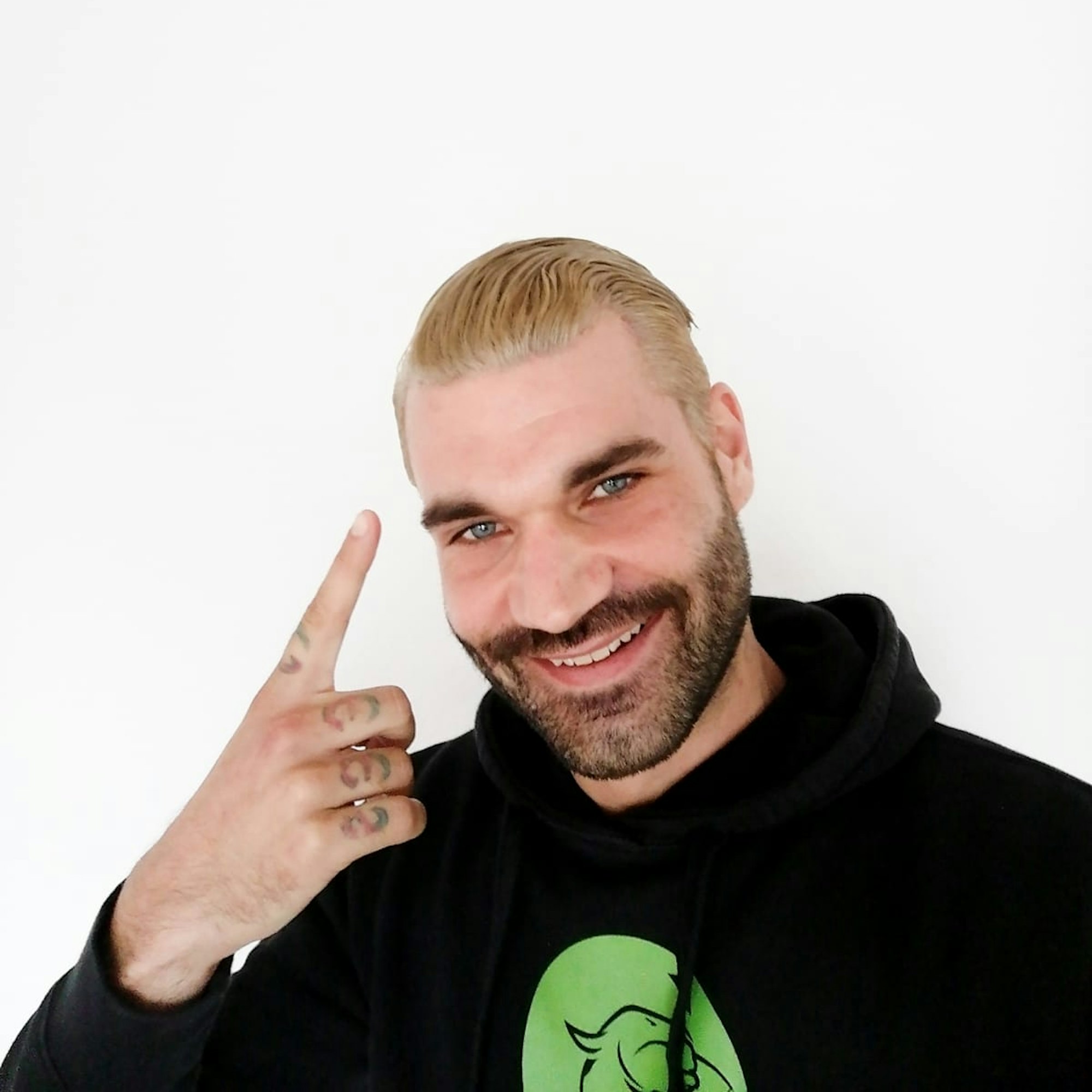 Mike Cees-Monballijn und Michelle Monballijn am 17.8.2021. Der Kandidat von "Das Sommerhaus der Stars" 2021 hat auf dem Foto blonde Haare.