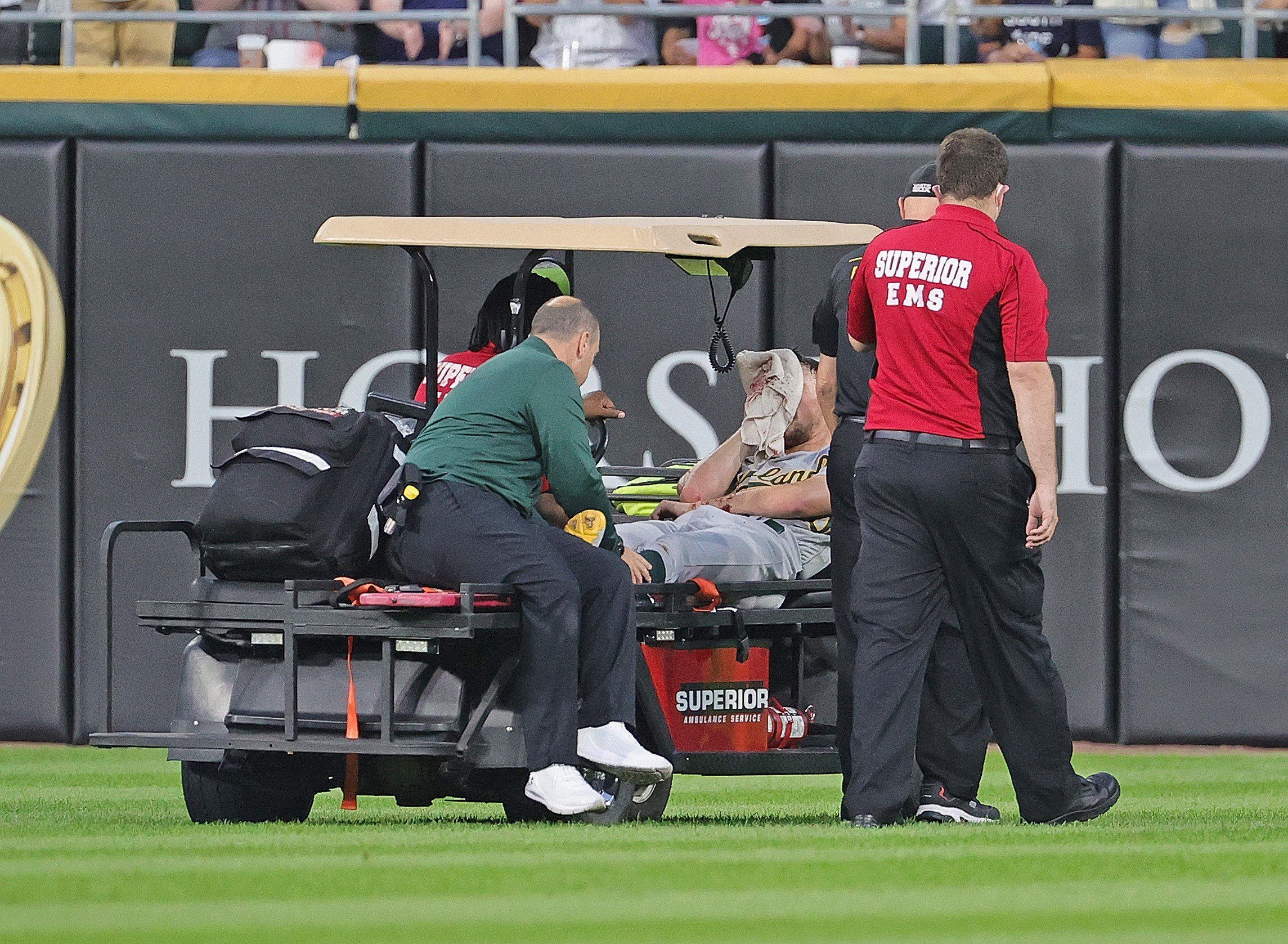 Auf einem Golfcart wird MLB-Pitcher Chris Bassitt nach einem Kopftreffer abtransportiert.