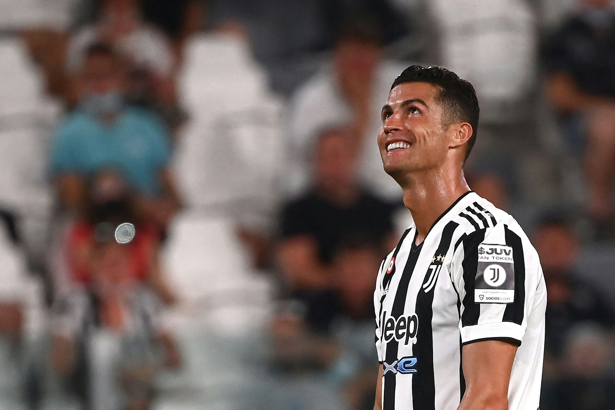 Cristiano Ronaldo schaut lächelnd nach oben