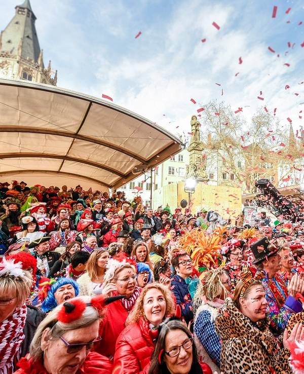 Karnevalsjecke feiern auf dem Alter Markt an Weiberfastnacht den Auftakt des Straßenkarnevals in Köln 2019.