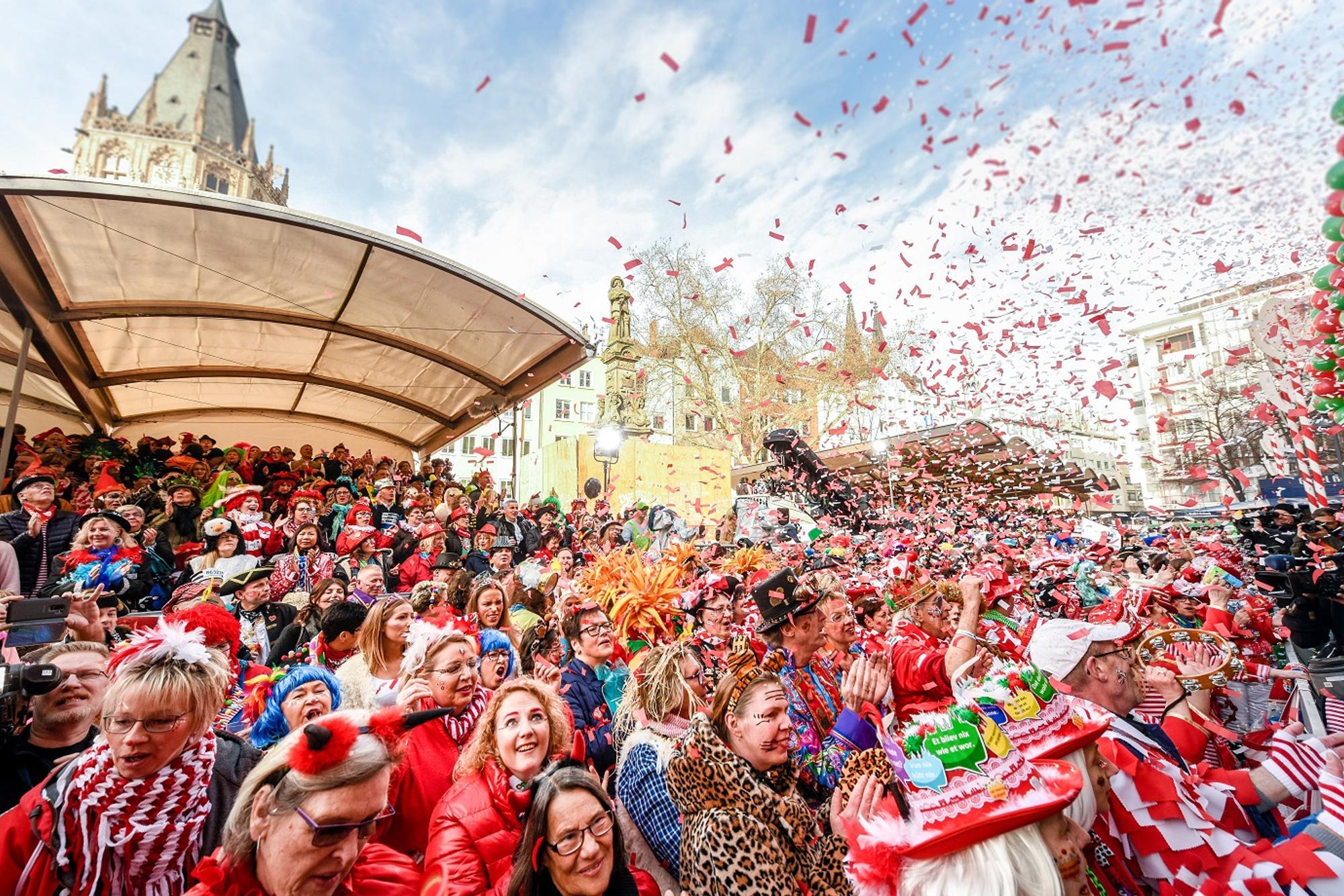 28.02.2019, Köln: Karnevalsjecke feiern auf dem Alter Markt an Weiberfastnacht den Auftakt des Straßenkarnevals in der Domstadt. Foto: Uwe Weiser (Stringer) - Karneval, Weiberfastnacht