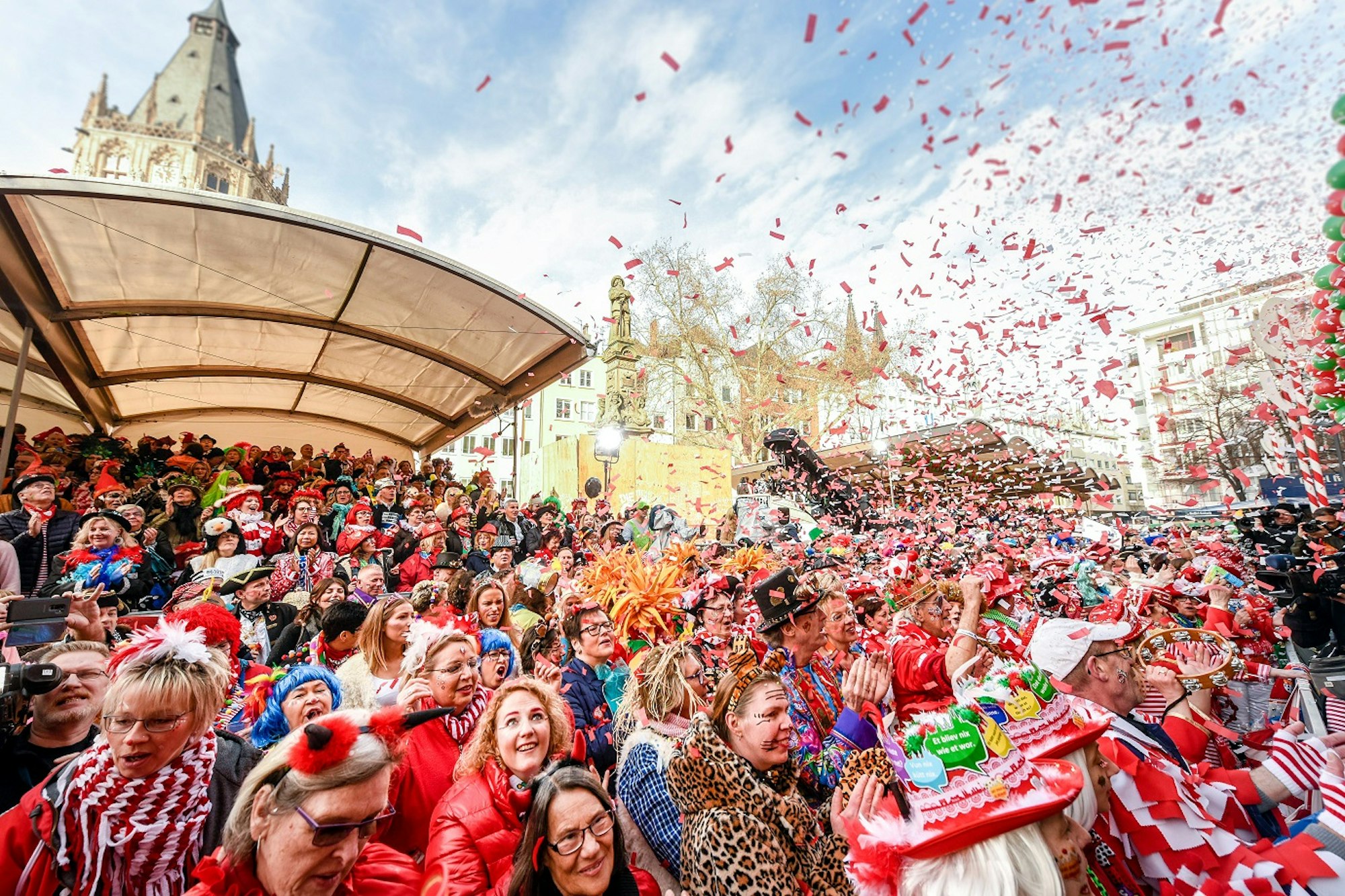 28.02.2019, Köln: Karnevalsjecke feiern auf dem Alter Markt an Weiberfastnacht den Auftakt des Straßenkarnevals in der Domstadt. Foto: Uwe Weiser (Stringer) - Karneval, Weiberfastnacht