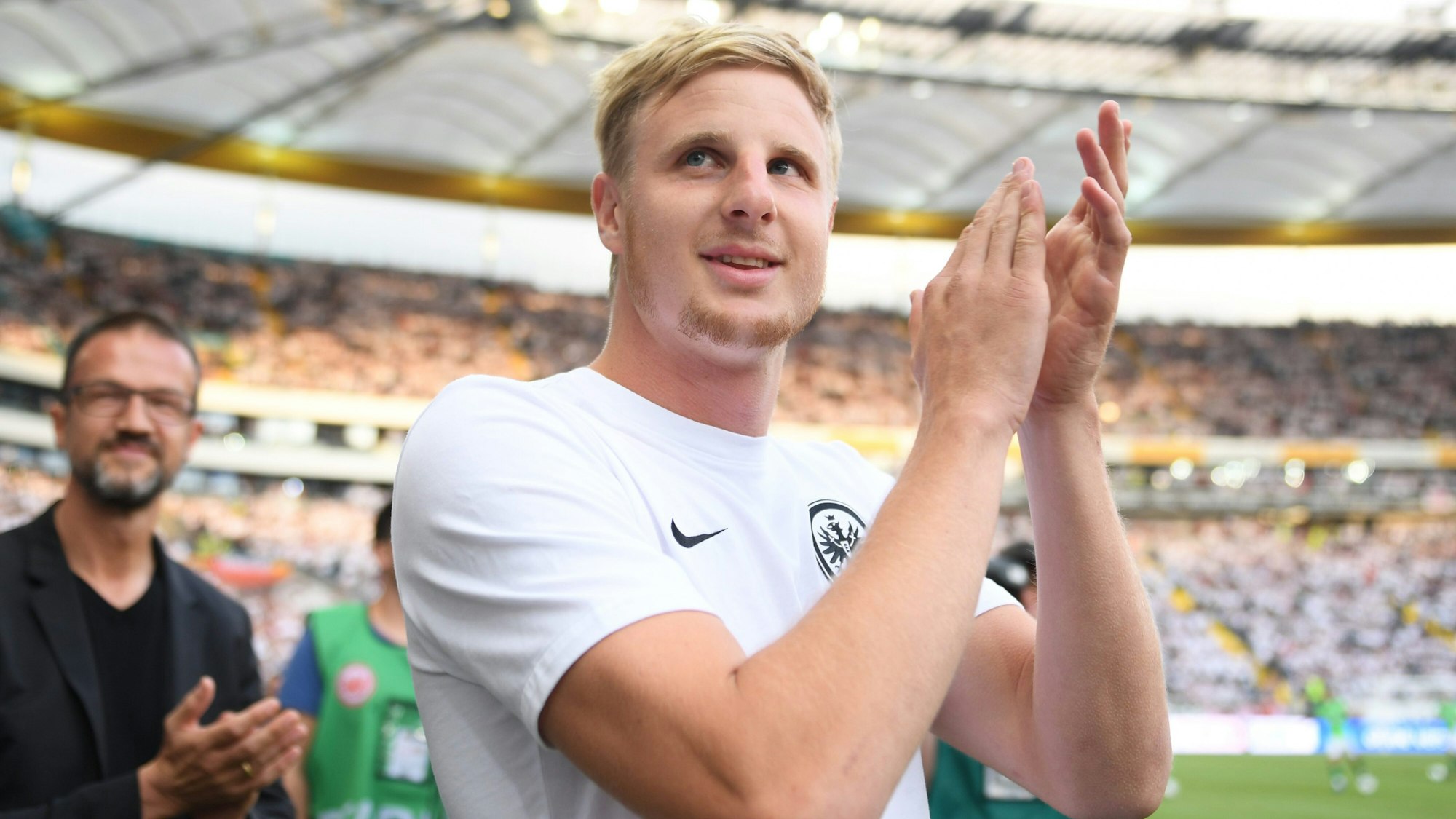 Frankfurts damaliger Neuzugang Martin Hinteregger (r) klatscht bei seiner Präsentation in der Commerzbankl-Arena neben Fredi Bobic, Sportvorstand der Eintracht Frankfurt Fußball AG, Beifall.