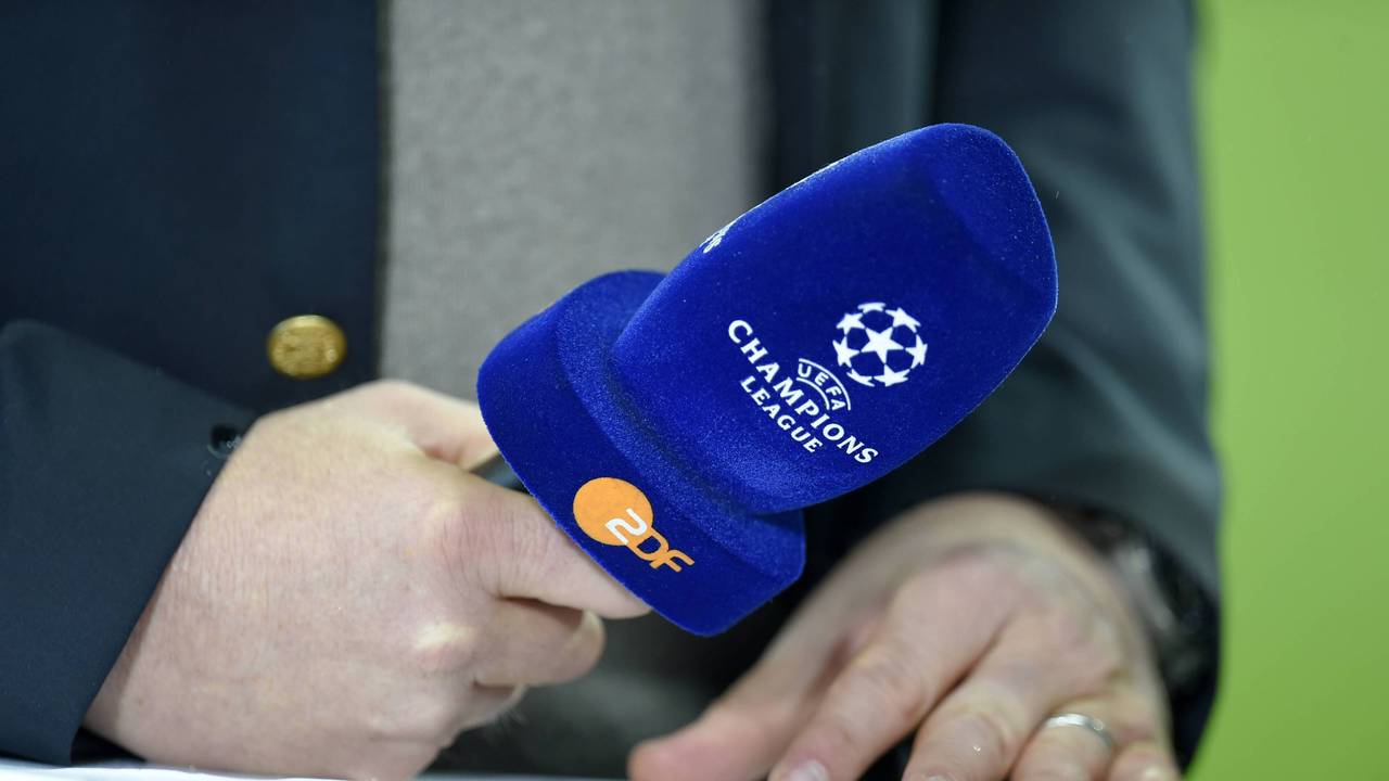 Das ZDF-Mikro während einer Champions-League-Übertragung im November 2014.