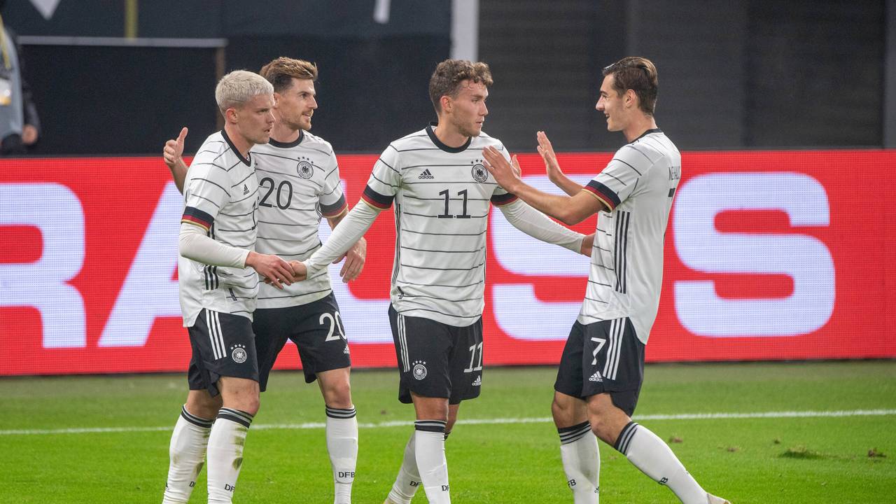 Luca Waldschmidt bejubelt ein Tor für die deutsche Nationalmannschaft gegen Tschechien.