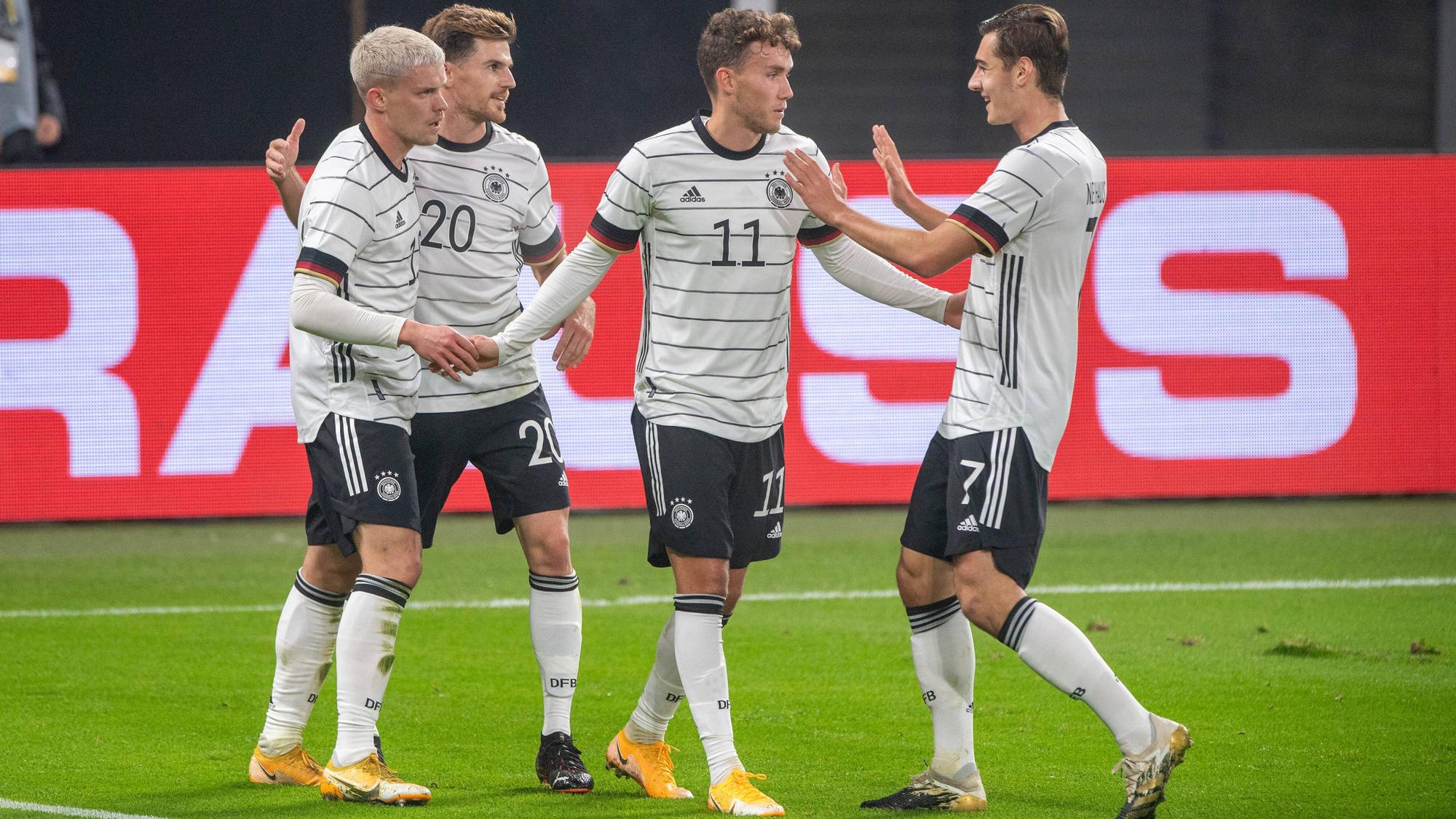 Luca Waldschmidt bejubelt ein Tor für die deutsche Nationalmannschaft gegen Tschechien.