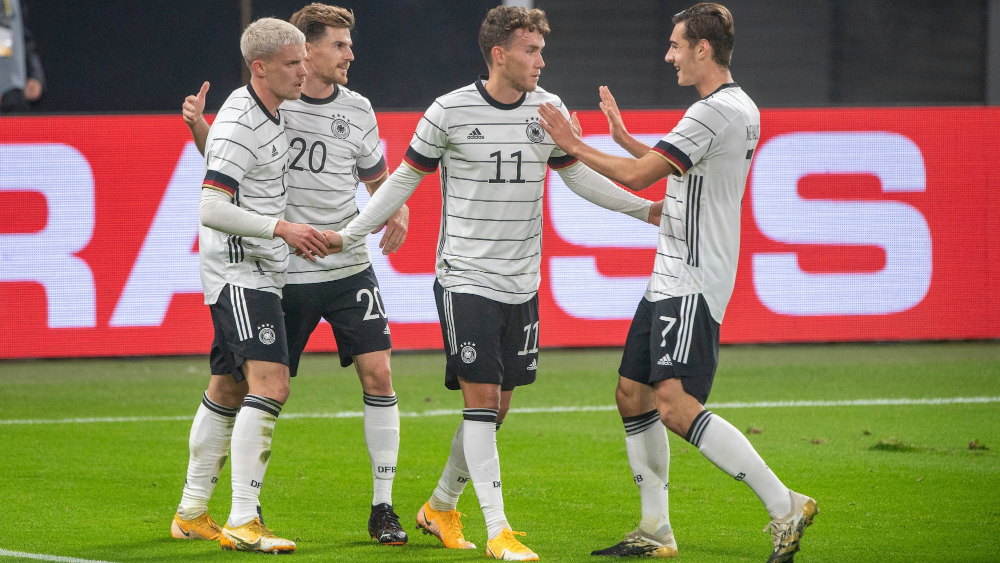 Luca Waldschmidt bejubelt ein Tor für die deutsche Nationalmannschaft gegen Tschechien.