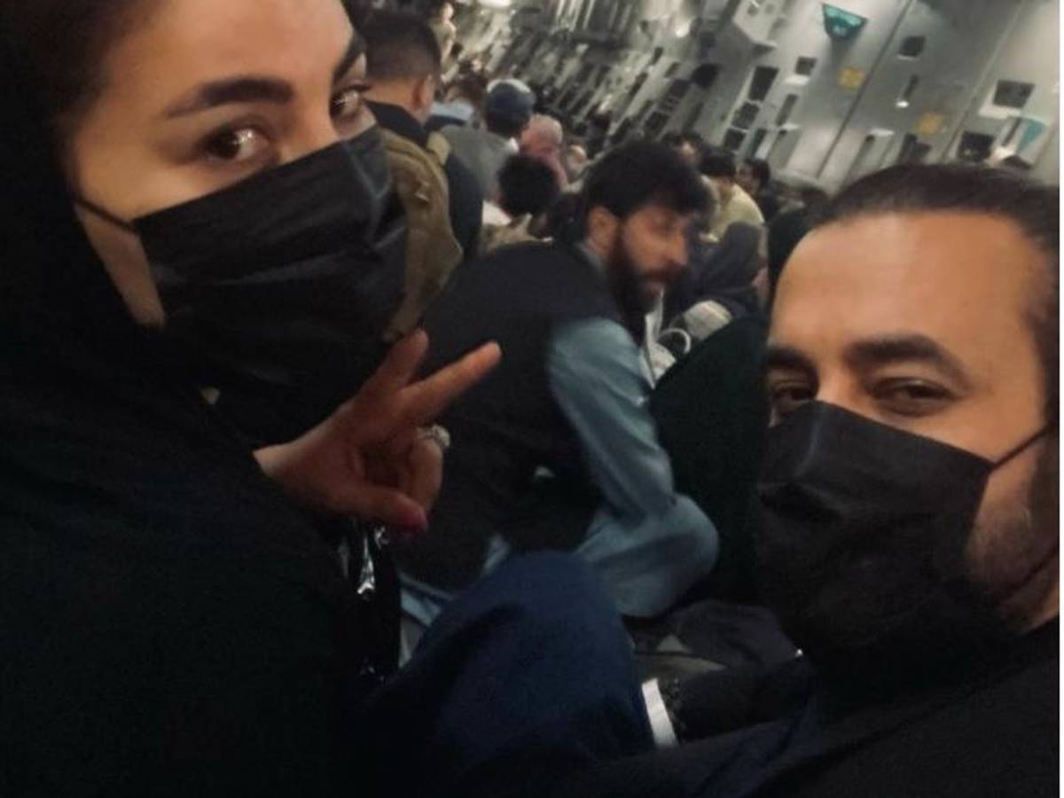Der afghanische Superstar Aryana Sayeed teilt auf Instagram am 17. August ein Selfie aus einem Militärflieger, der sie von Kabul nach Doha bringt. Screenshot wurde am 18. August gemacht.