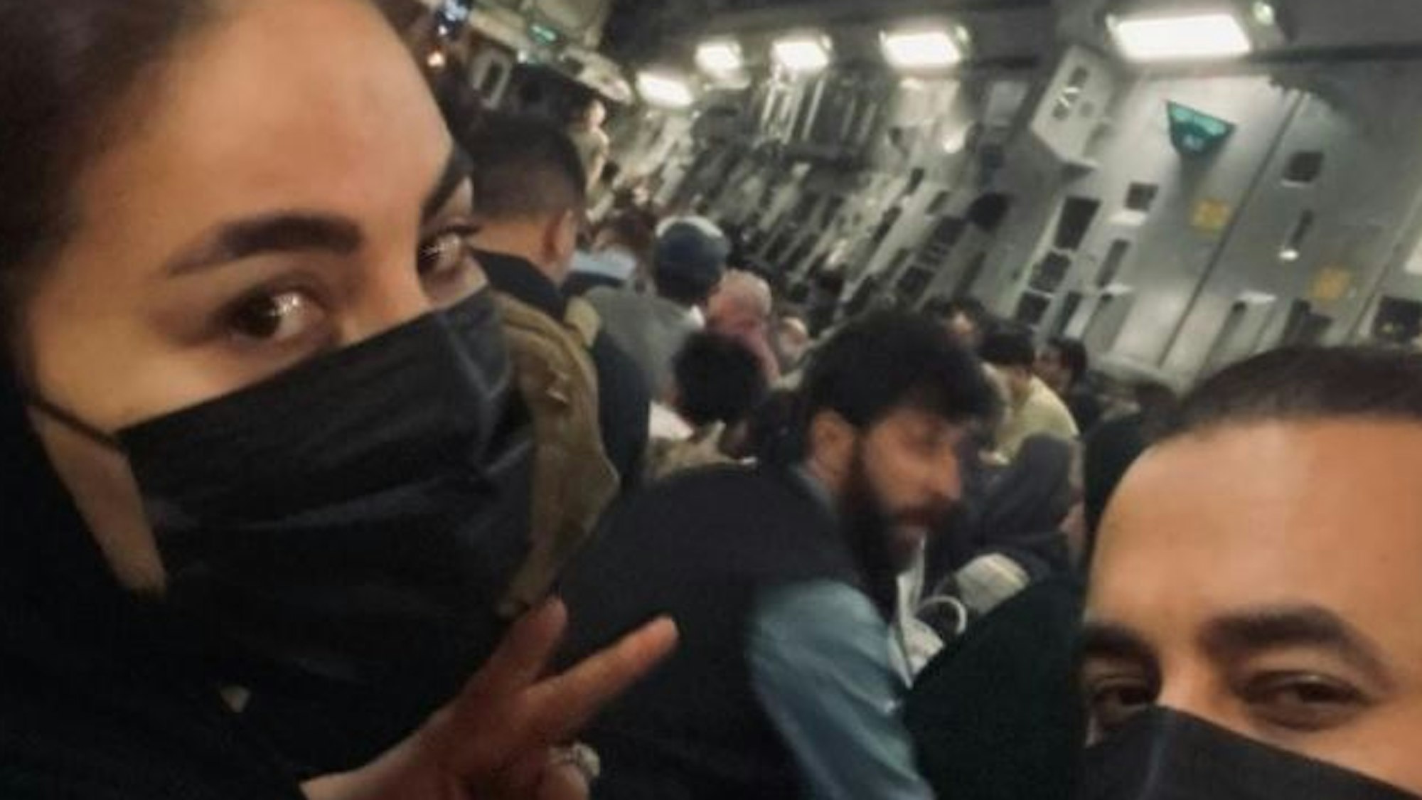 Der afghanische Superstar Aryana Sayeed teilt auf Instagram am 17. August ein Selfie aus einem Militärflieger, der sie von Kabul nach Doha bringt. Screenshot wurde am 18. August gemacht.