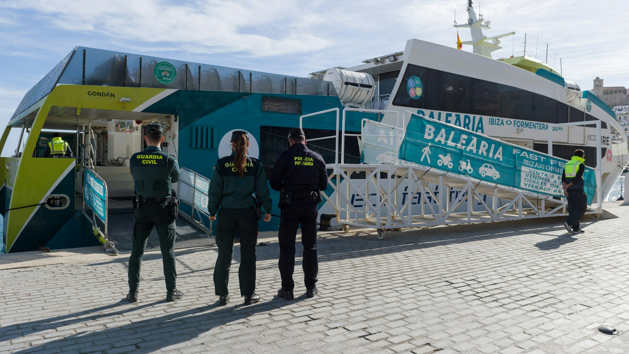 Polizisten vor einer Fähre im Hafen von Ibiza.
