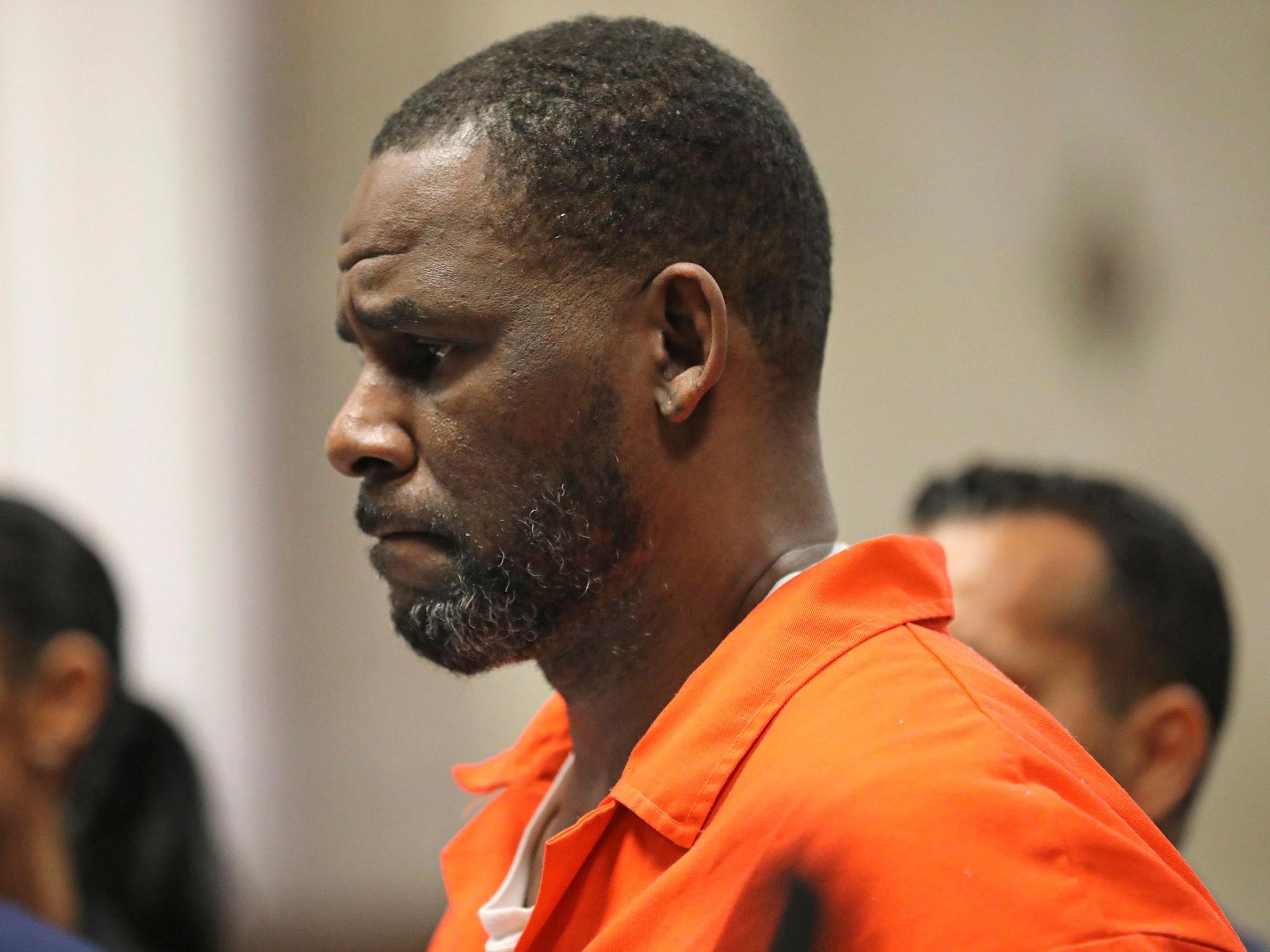 US-Sänger R. Kelly erscheint während einer Anhörung im Leighton Criminal Courthouse.