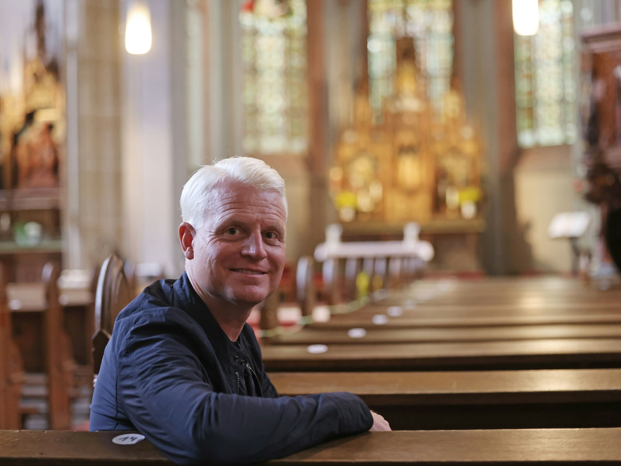 Guido Cantz sitzt in der Kirche zu St. Aegidius in Köln-Porz.