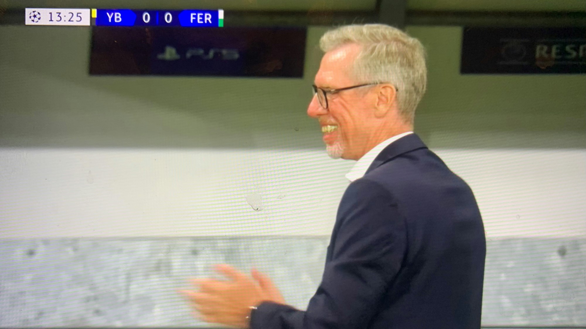 Peter Stöger bejubelt ein Tor von Ferencváros Budapest gegen YB Bern.