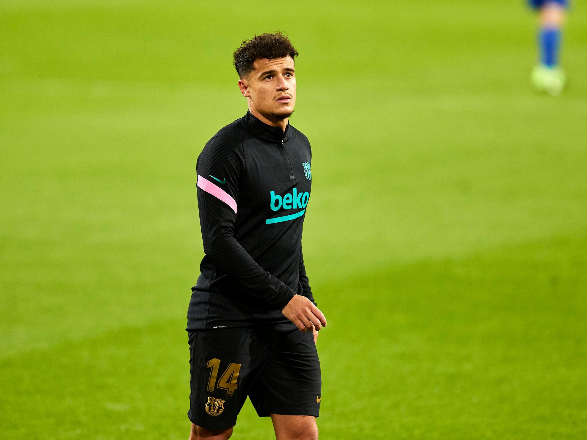 Barcelonas Philippe Coutinho wärmt sich vor dem Ligaspiel gegen FC Cadiz auf.