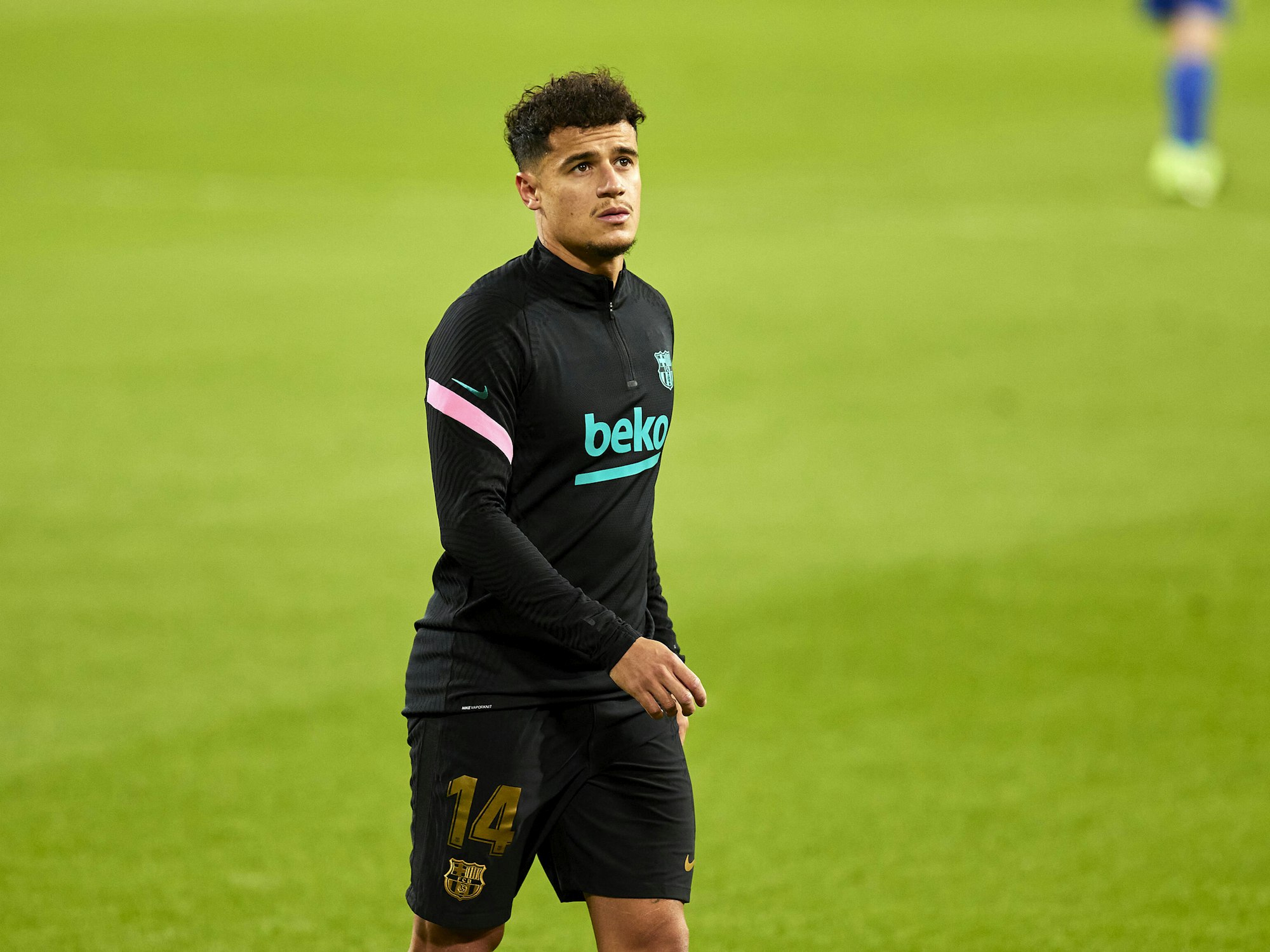 Barcelonas Philippe Coutinho wärmt sich vor dem Ligaspiel gegen FC Cadiz auf.