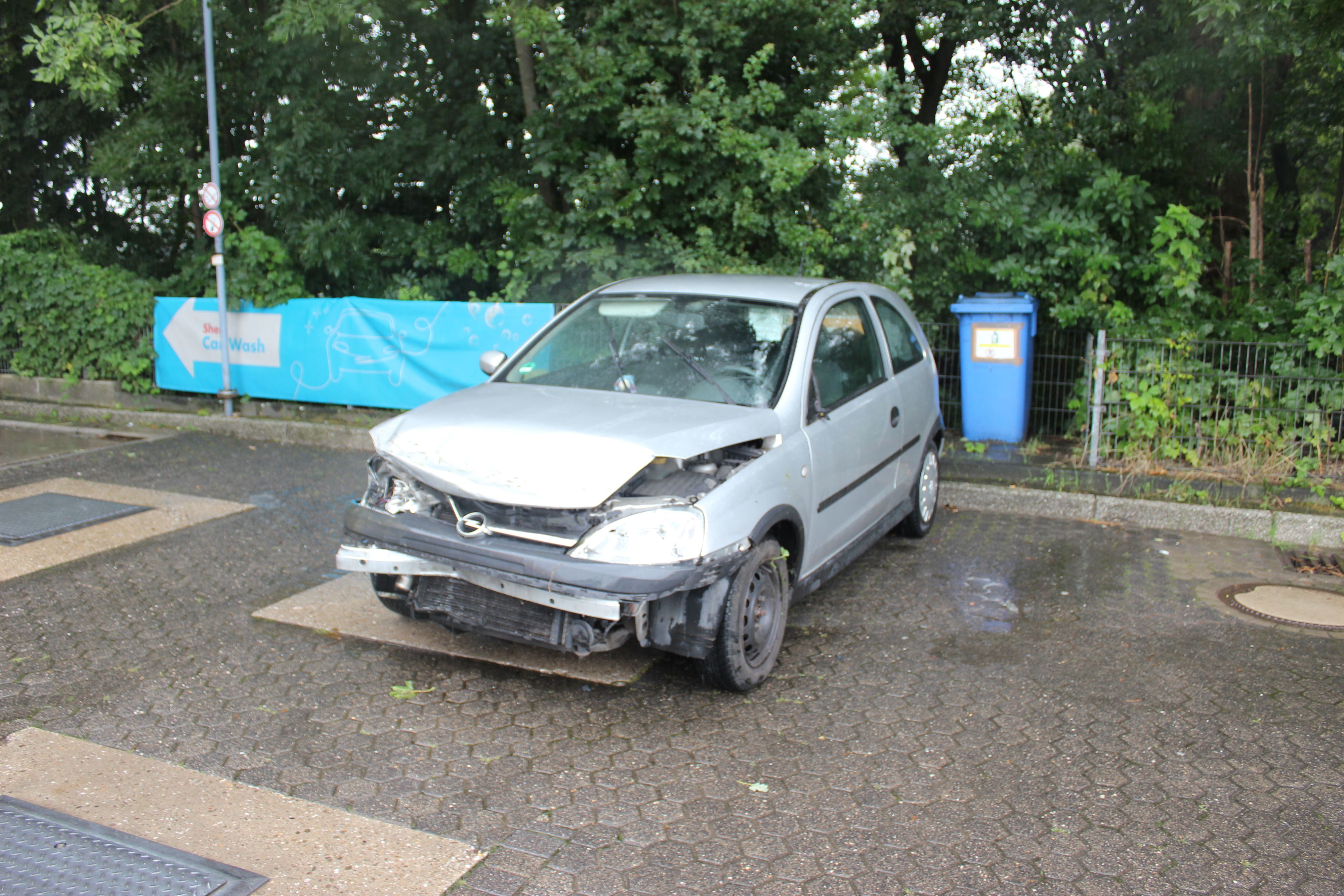 Das verunfallte Fahrzeug des Fahrers steht auf dem Gelände einer Tankstelle.