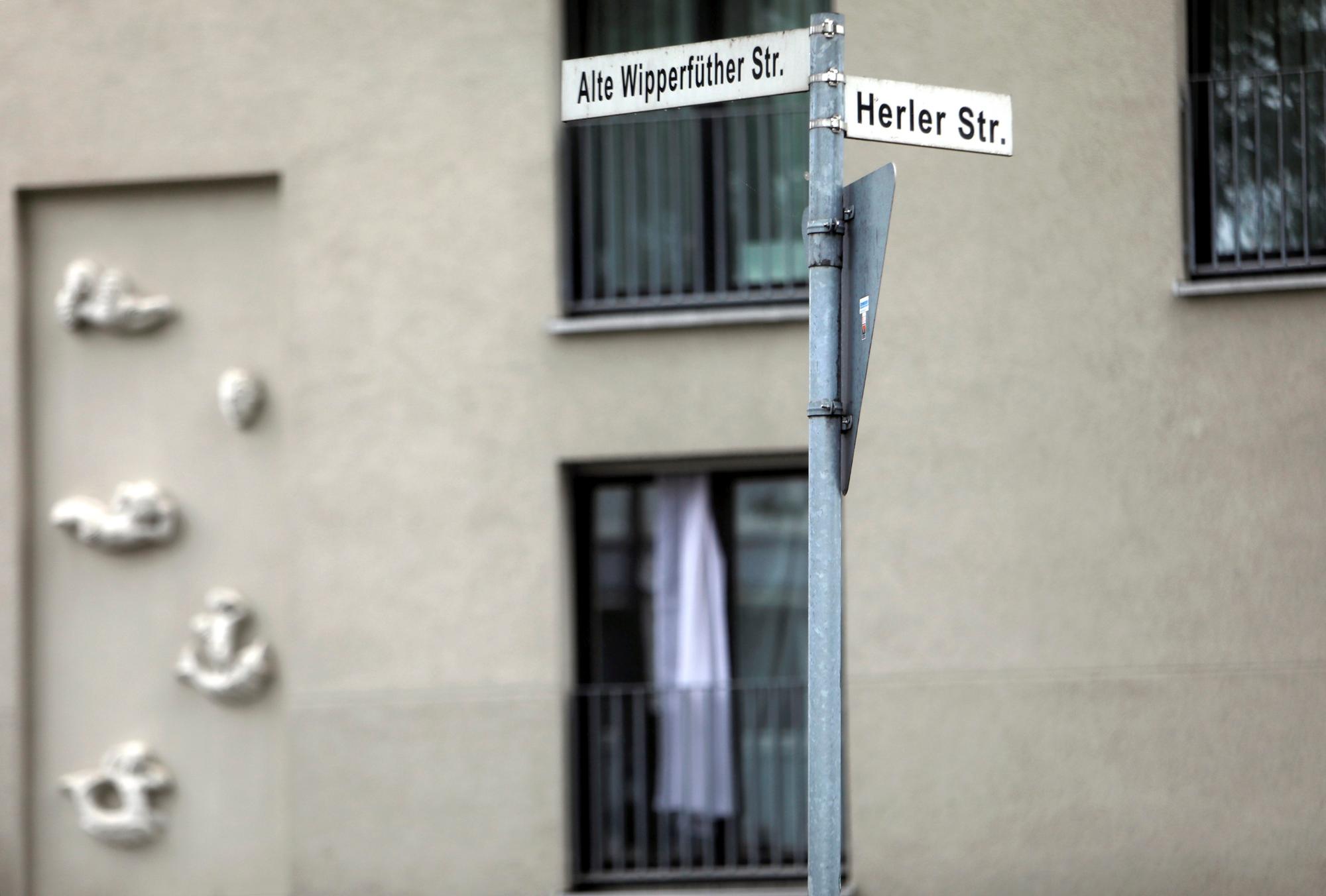 Straßenschilder an der Kreuzung Alte Wipperfürther Straße/Herler Straße in Köln-Buchheim. Bei Alte Wipperfürther Straße fehlt auf dem Straßenschild ein „r“.