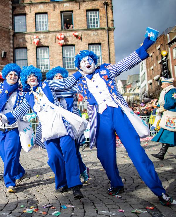 Düsseldorf: Karnevalisten einer Fußgruppe feiern beim Rosenmontagszug 2019.