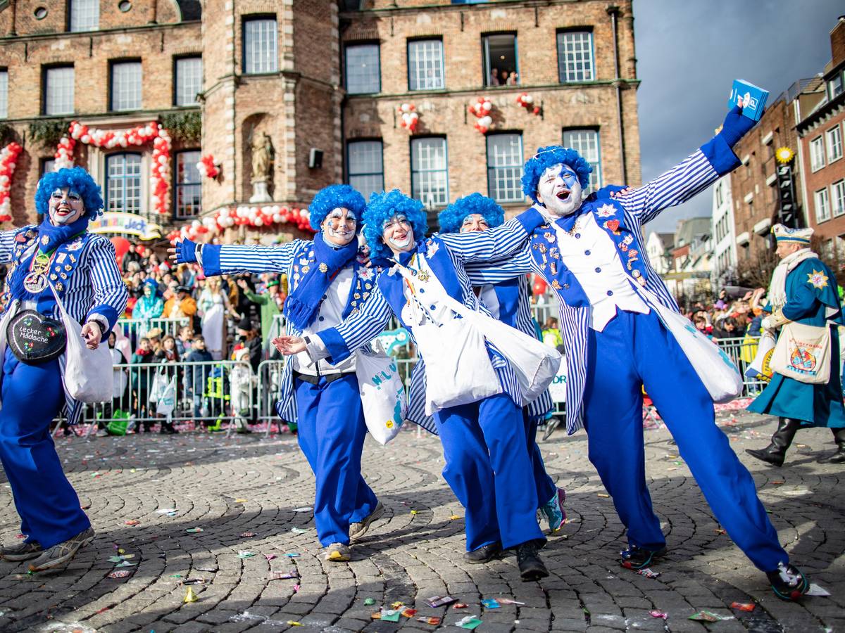 Düsseldorf: Karnevalisten einer Fußgruppe feiern beim Rosenmontagszug 2019.