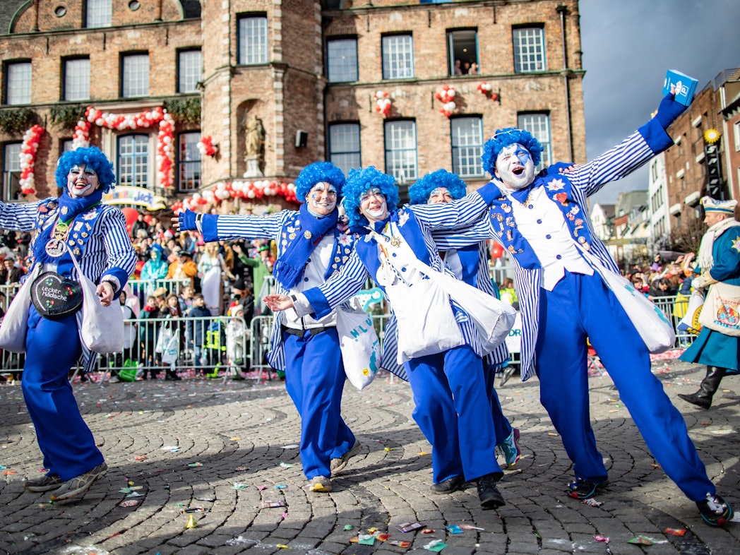Düsseldorf: Karnevalisten einer Fußgruppe feiern beim Rosenmontagszug 2019.