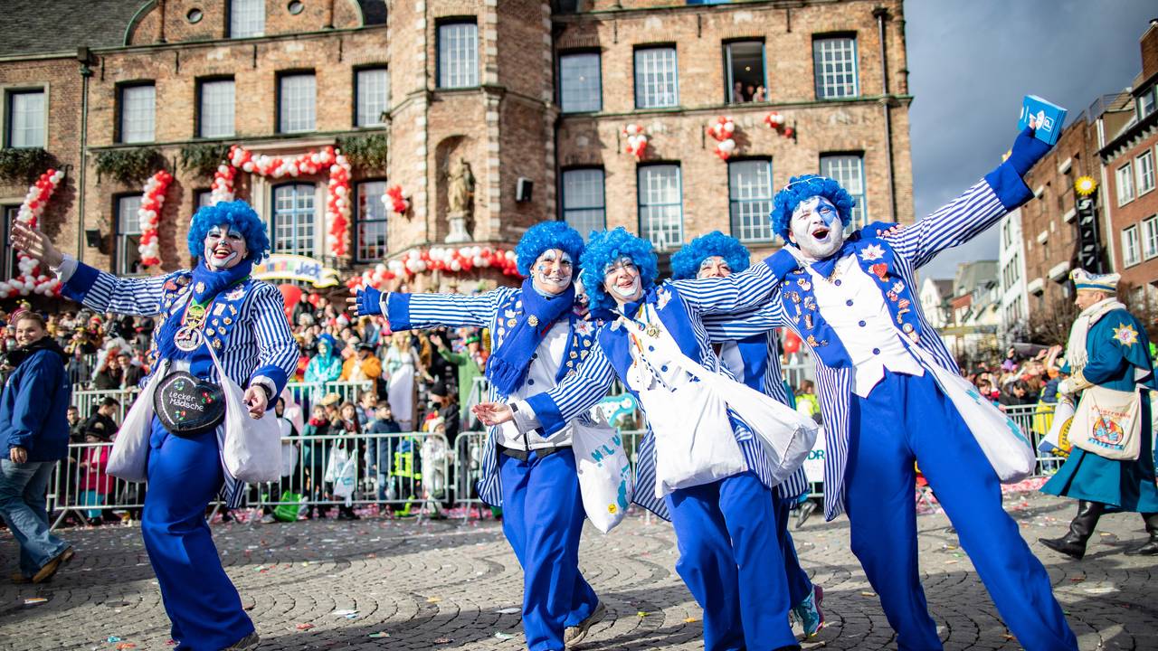 Düsseldorf: Karnevalisten einer Fußgruppe feiern beim Rosenmontagszug 2019.